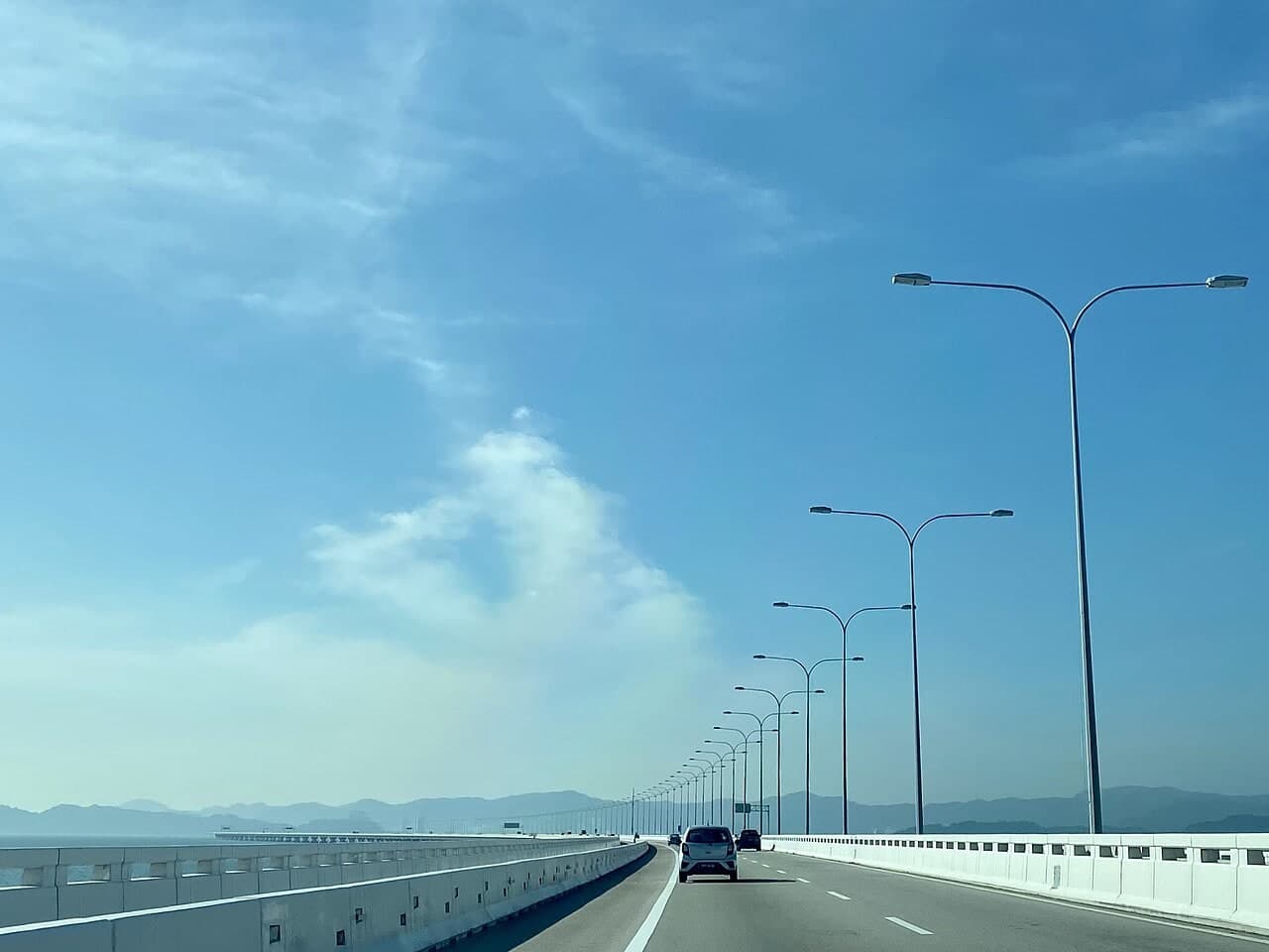 槟城第二大桥：行车道上的长引桥曲线与连续路灯，主跨位于更远处
