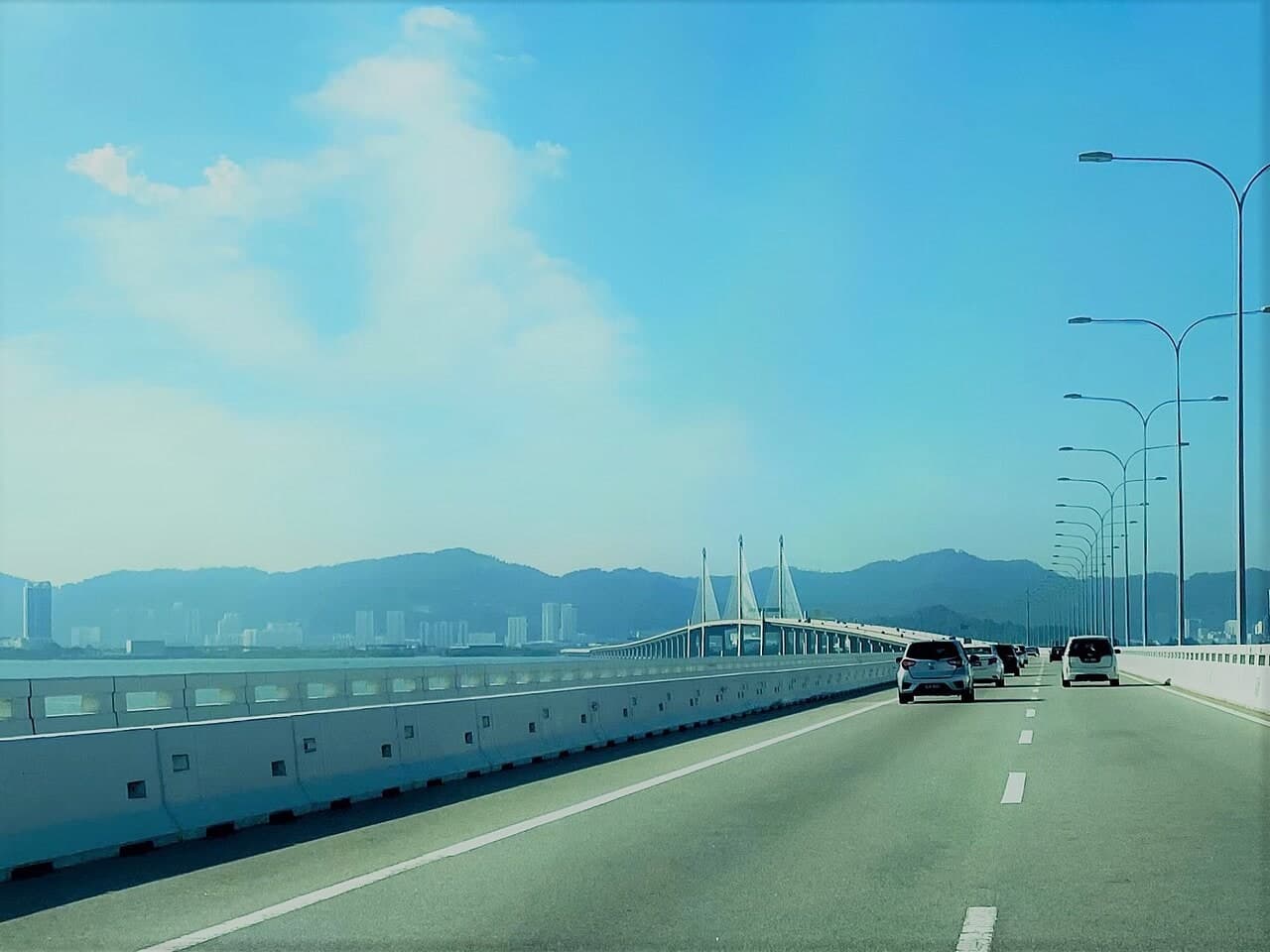 槟城第二大桥：从行车道接近斜拉主跨，可见远处主塔、引桥曲线和槟岛山地