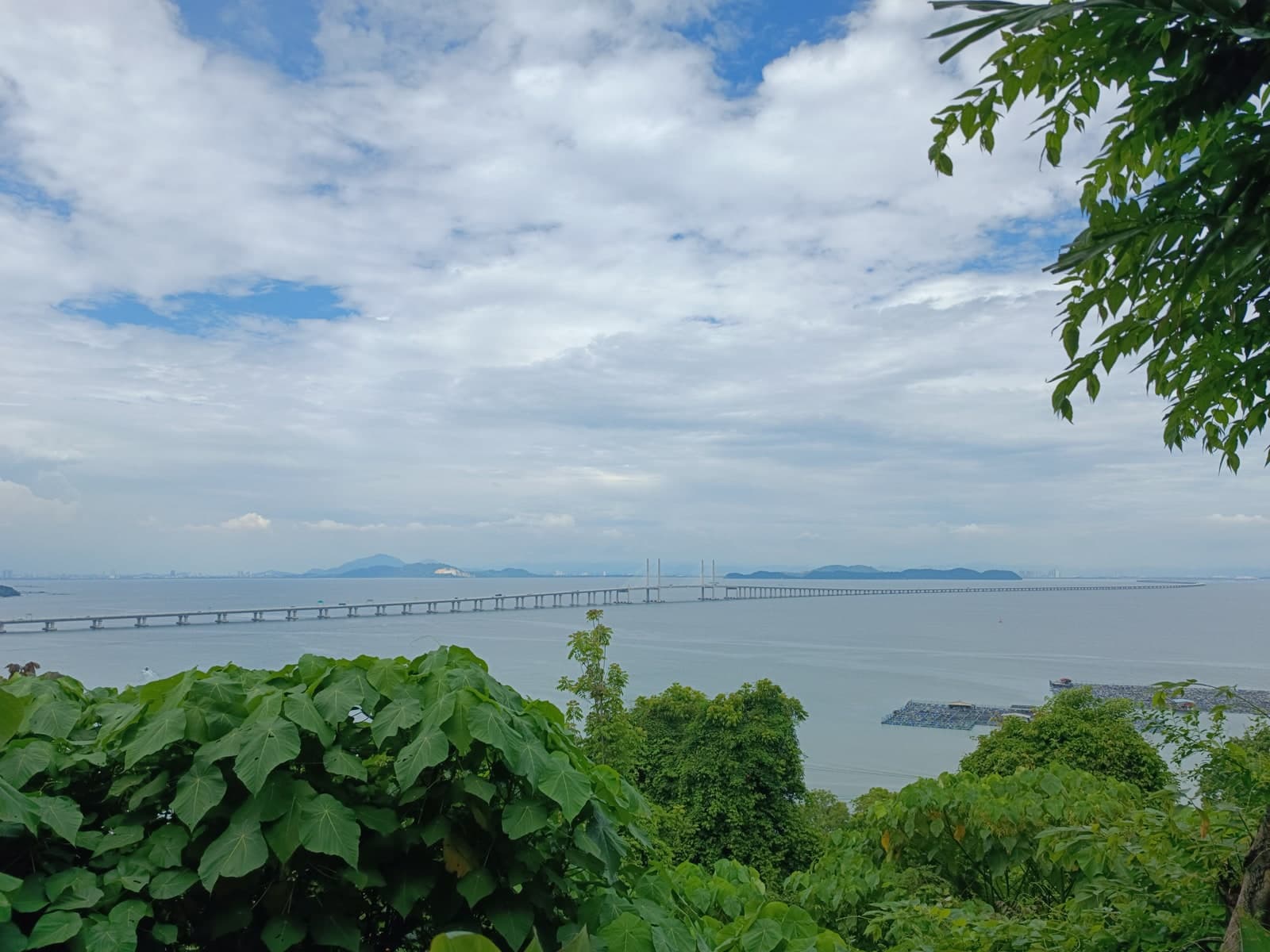 槟城第二大桥：从槟城战争博物馆高处远望整条跨海桥，突出桥与海岸关系