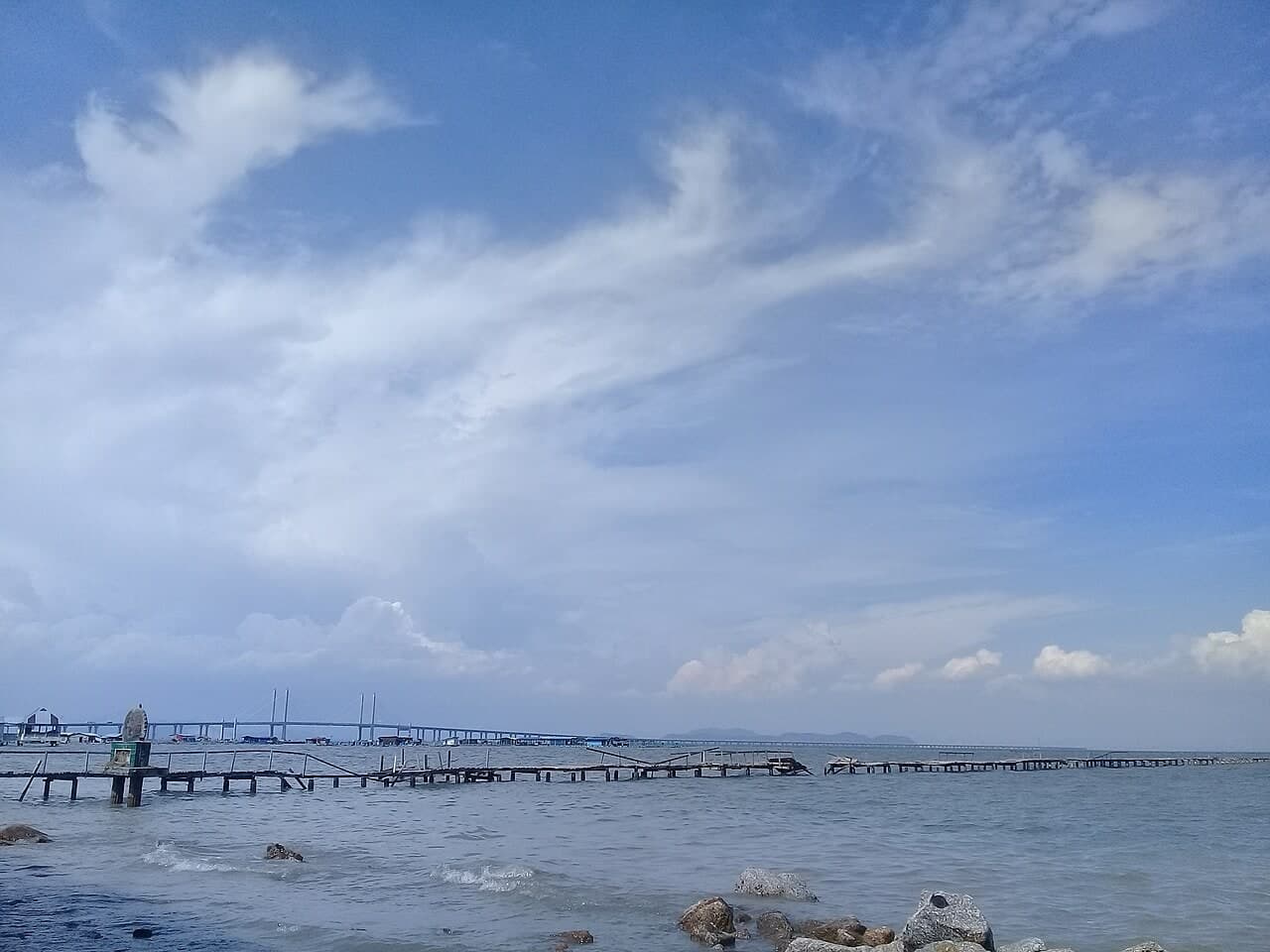 槟城第二大桥：从 Telok Tempoyak 海岸远看斜拉主桥和长引桥，现有图库主图