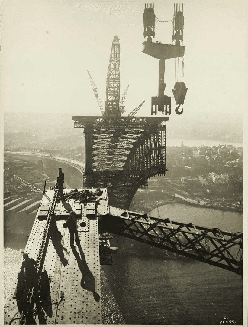 悉尼海港大桥：1930 年钢拱施工现场；画面只用于呈现高空作业环境，不由照片推断未核实工序。