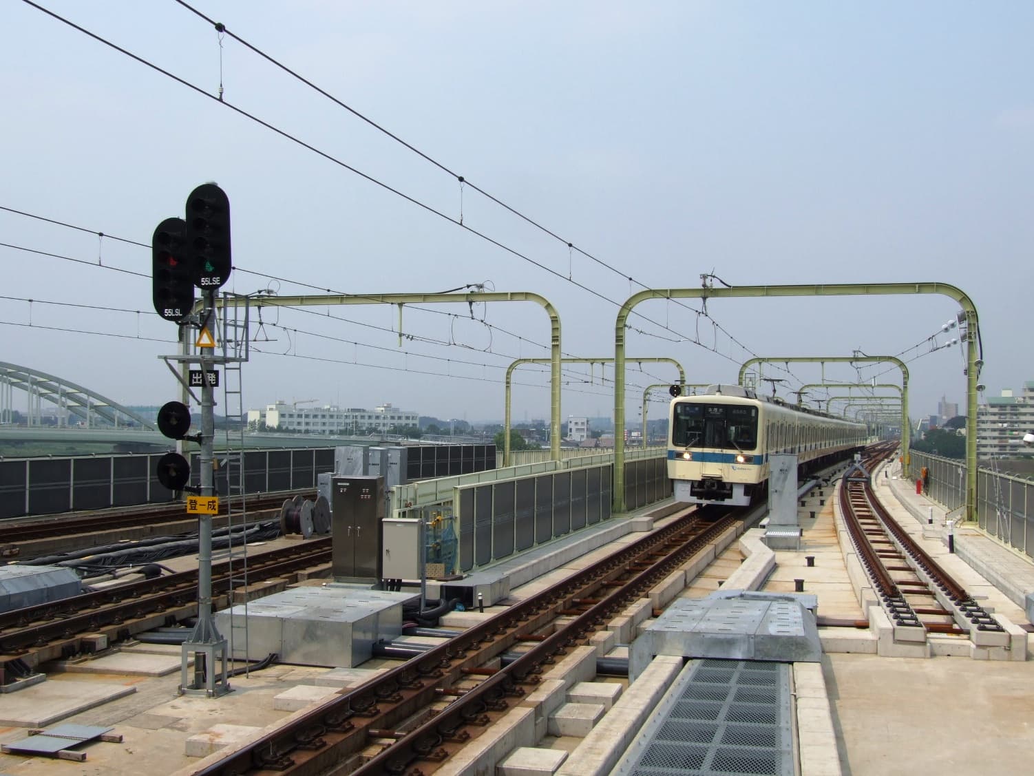 小田急多摩川桥梁：小田急多摩川桥梁：Wikimedia Commons 文件「OER Tama River Bridge Noborito.jpg」中的桥梁实景。