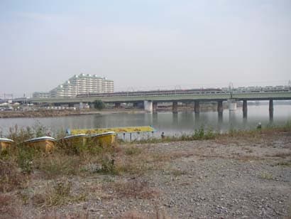 小田急多摩川桥梁：小田急多摩川桥梁：Wikimedia Commons 文件「小田急小田原線多摩川鉄橋001.jpg」中的桥梁实景。