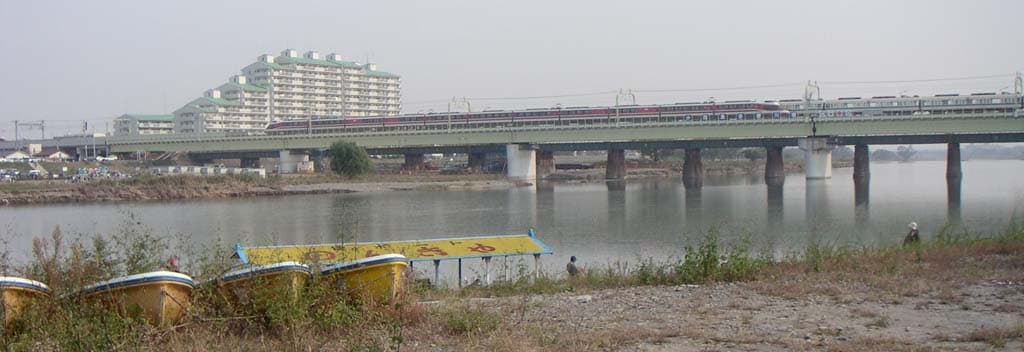 小田急多摩川桥梁：小田急多摩川桥梁：Wikimedia Commons 文件「小田急小田原線多摩川鉄橋002.jpg」中的桥梁实景。