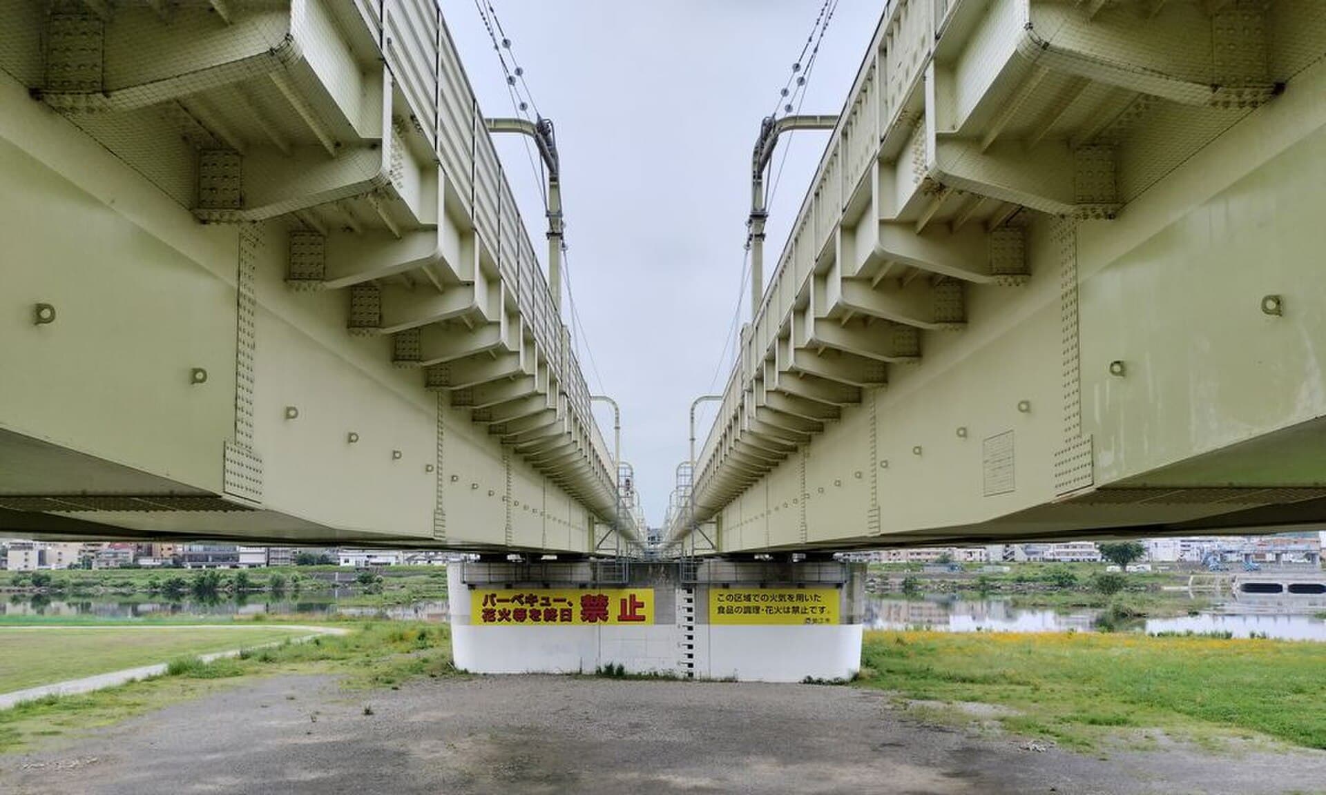 小田急多摩川桥梁：小田急多摩川桥梁：Wikimedia Commons 文件「Tamagawa odakyu komae.jpg」中的桥梁实景。