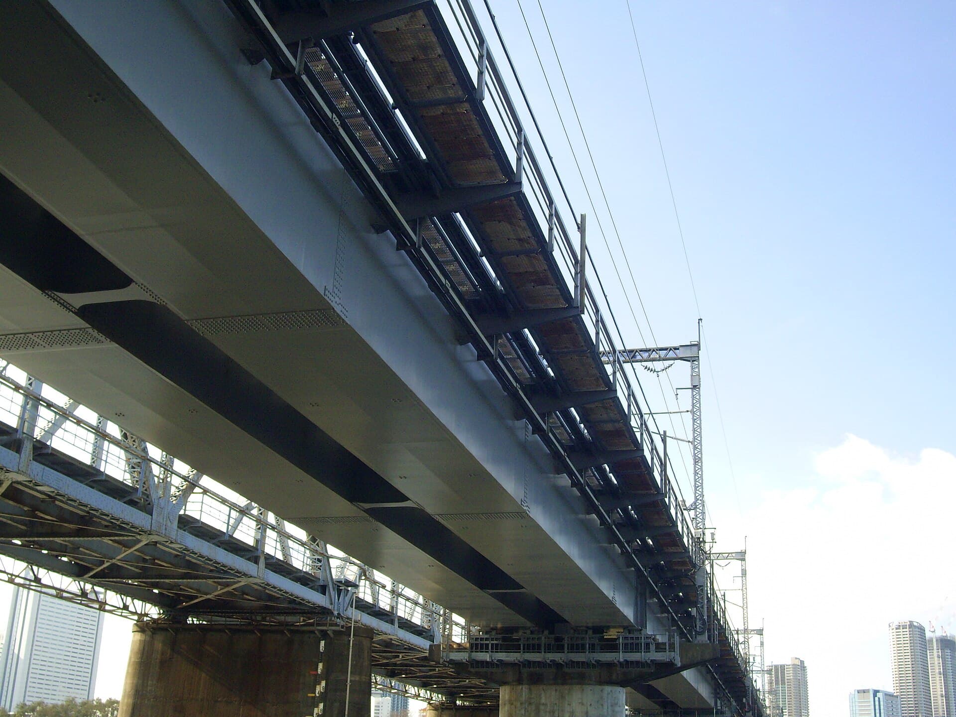 东海道新干线多摩川桥梁：东海道新干线多摩川桥梁：Wikimedia Commons 文件「Tokaido Shinkansen Tamagawa Bridge understructure.jpg」中的桥梁实景。
