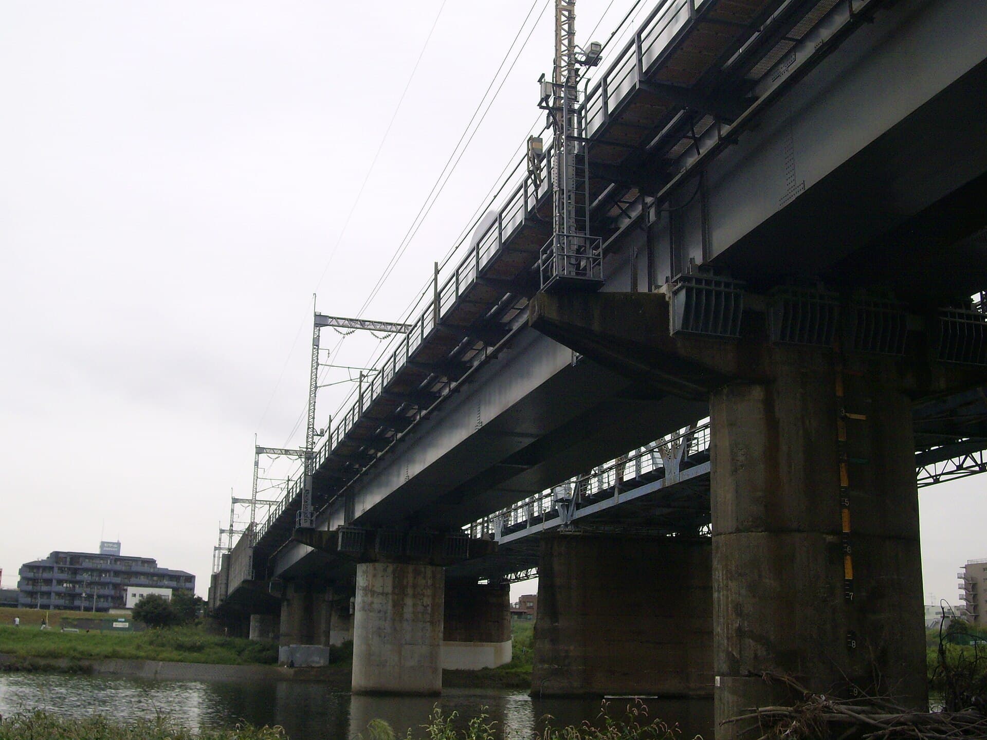 东海道新干线多摩川桥梁：东海道新干线多摩川桥梁：Wikimedia Commons 文件「Shinkansen Tamagawa bridge view from Kawasaki side 03.jpg」中的桥梁实景。