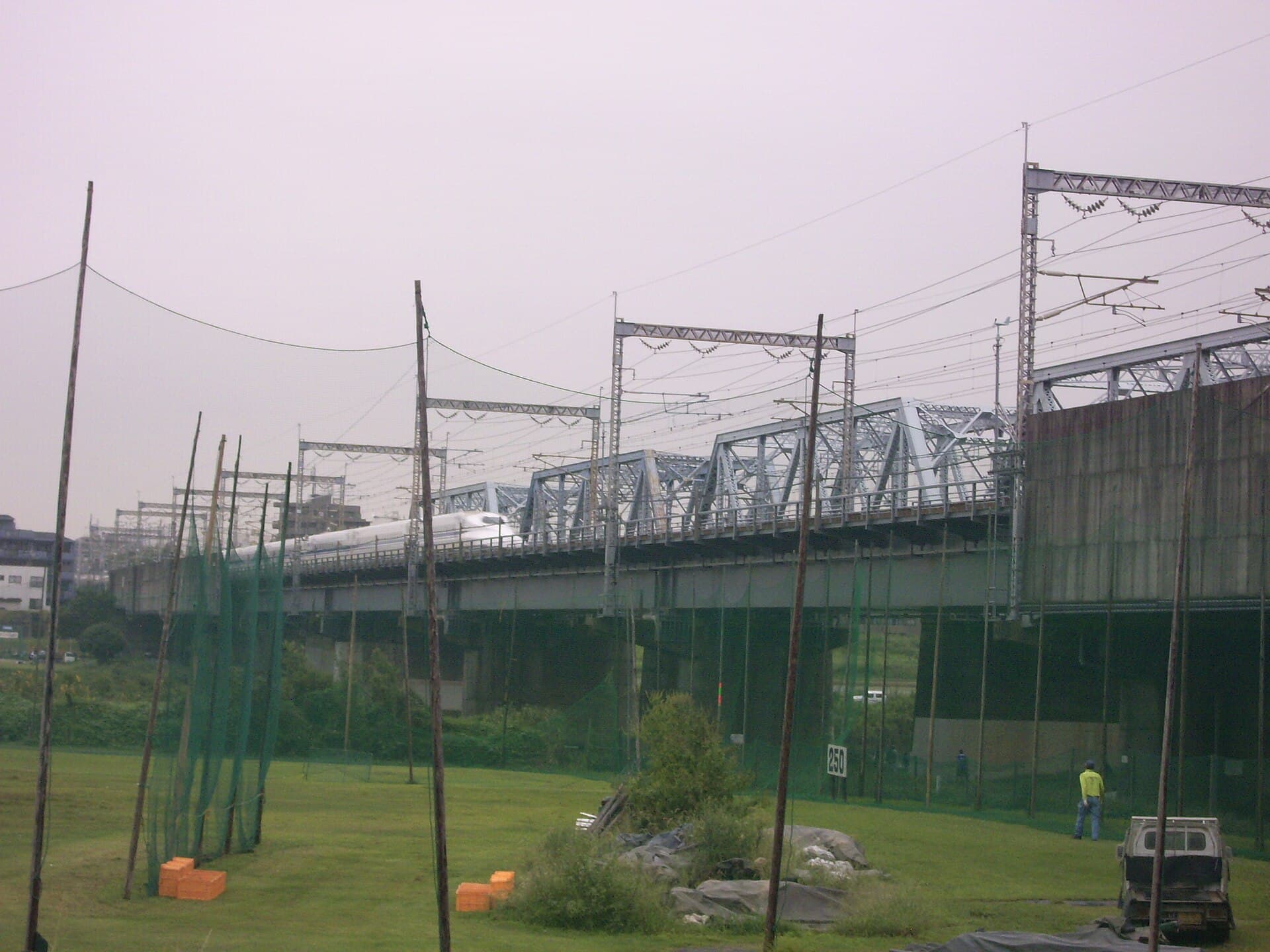 东海道新干线多摩川桥梁：东海道新干线多摩川桥梁：Wikimedia Commons 文件「Shinkansen Tamagawa bridge view from Kawasaki side 04.jpg」中的桥梁实景。