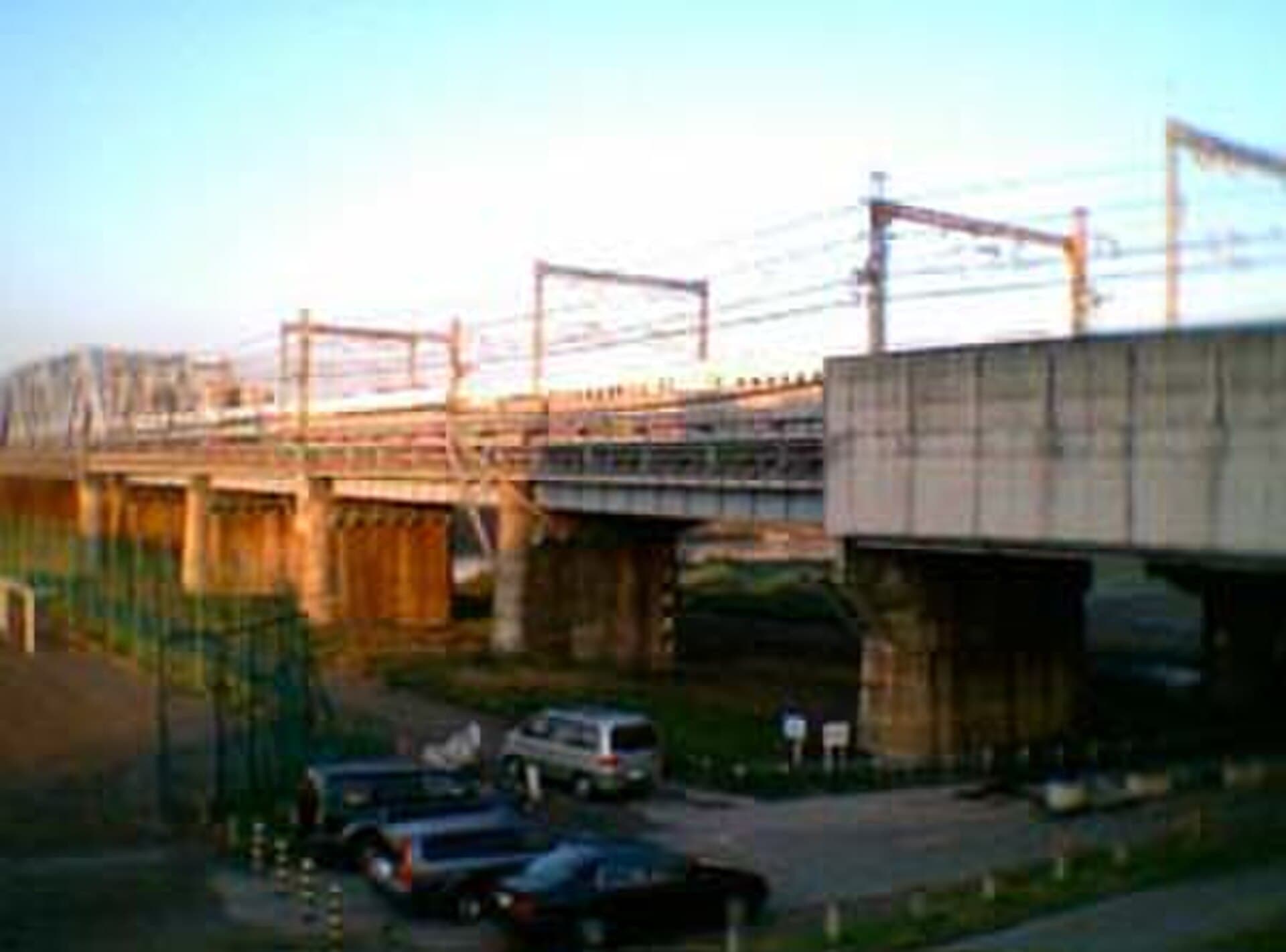 东海道新干线多摩川桥梁：东海道新干线多摩川桥梁：Wikimedia Commons 文件「多摩川東海道新幹線橋梁001.jpg」中的桥梁实景。