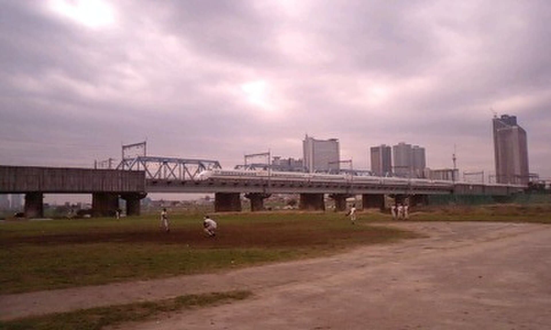 东海道新干线多摩川桥梁：东海道新干线多摩川桥梁：Wikimedia Commons 文件「Tamagawa shinkansen.jpg」中的桥梁实景。