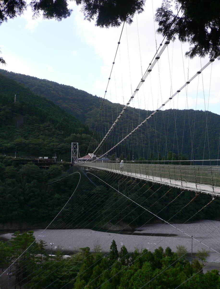 谷濑吊桥：谷濑吊桥：Wikimedia Commons 文件「Tanise no tsuribashi 2.jpg」中的桥梁实景。