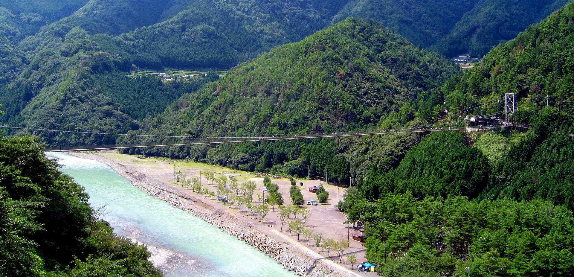 谷濑吊桥：谷濑吊桥：Wikimedia Commons 文件「Tanise no tsuribashi.jpg」中的桥梁实景。