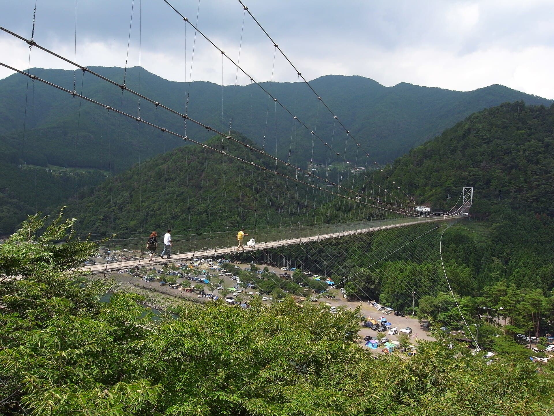谷濑吊桥：谷濑吊桥：Wikimedia Commons 文件「Tanise Suspension Bridge 2010-08-13 (4889626575).jpg」中的桥梁实景。