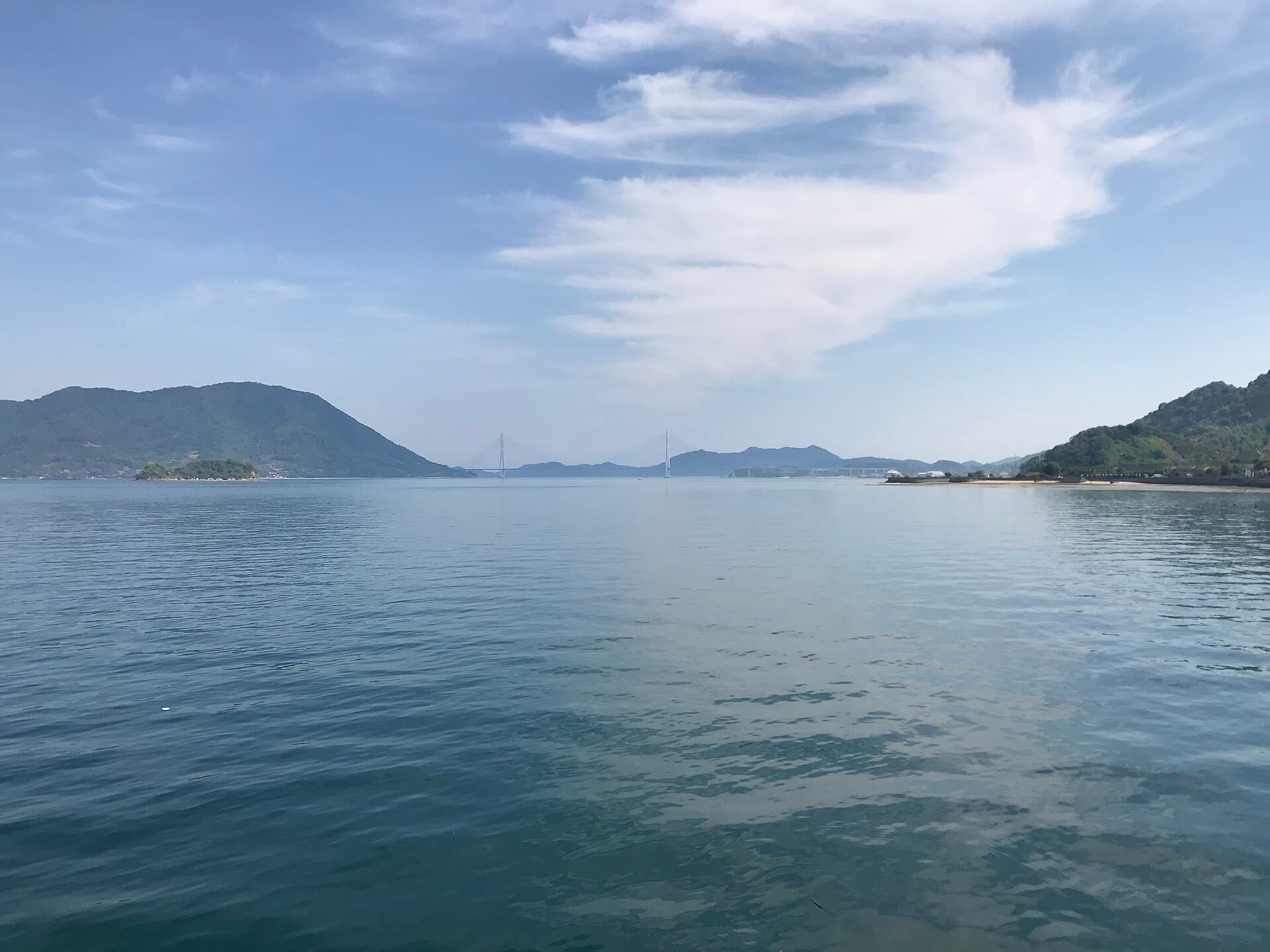 多多罗大桥：大三岛渡轮航线上观看桥梁。