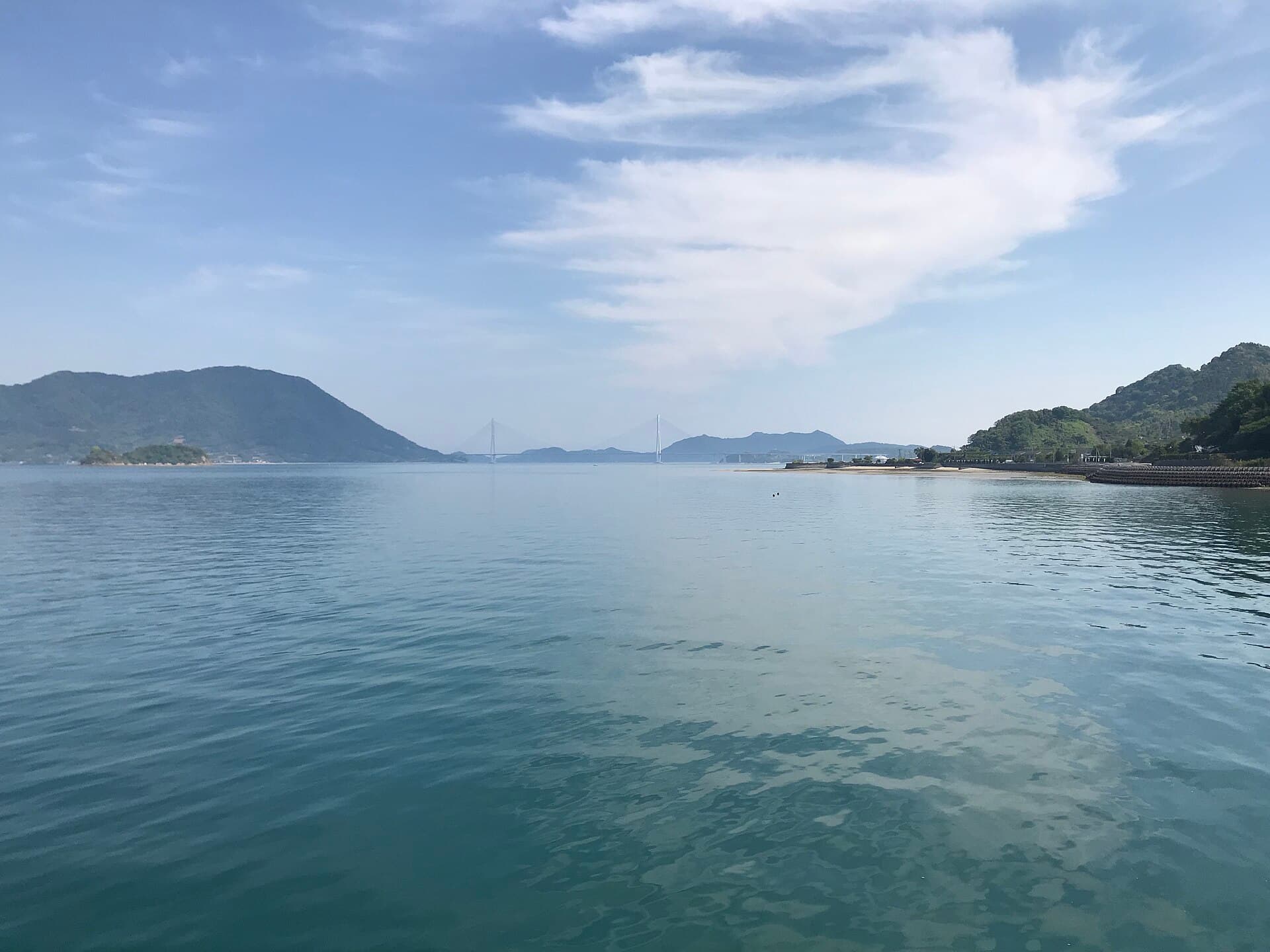 多多罗大桥：从渡轮观察跨海桥。