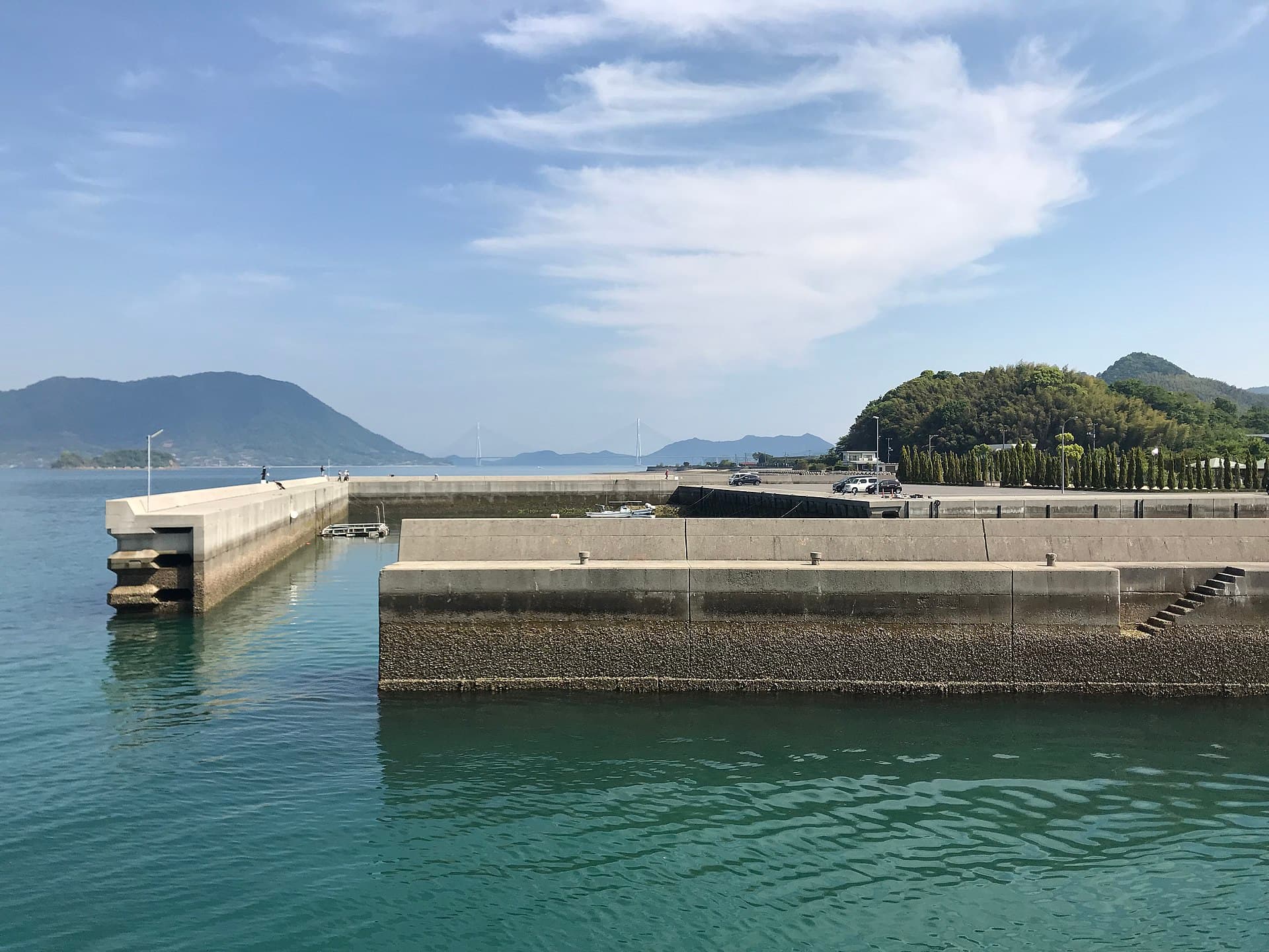 多多罗大桥：桥梁、港口和岛屿地形的关系。