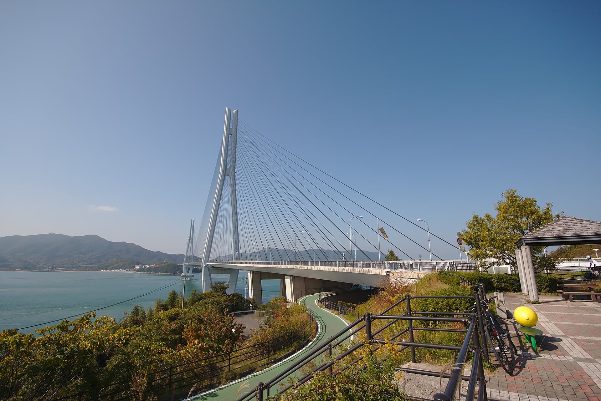 多多罗大桥：从生口岛一侧远望多多罗大桥。