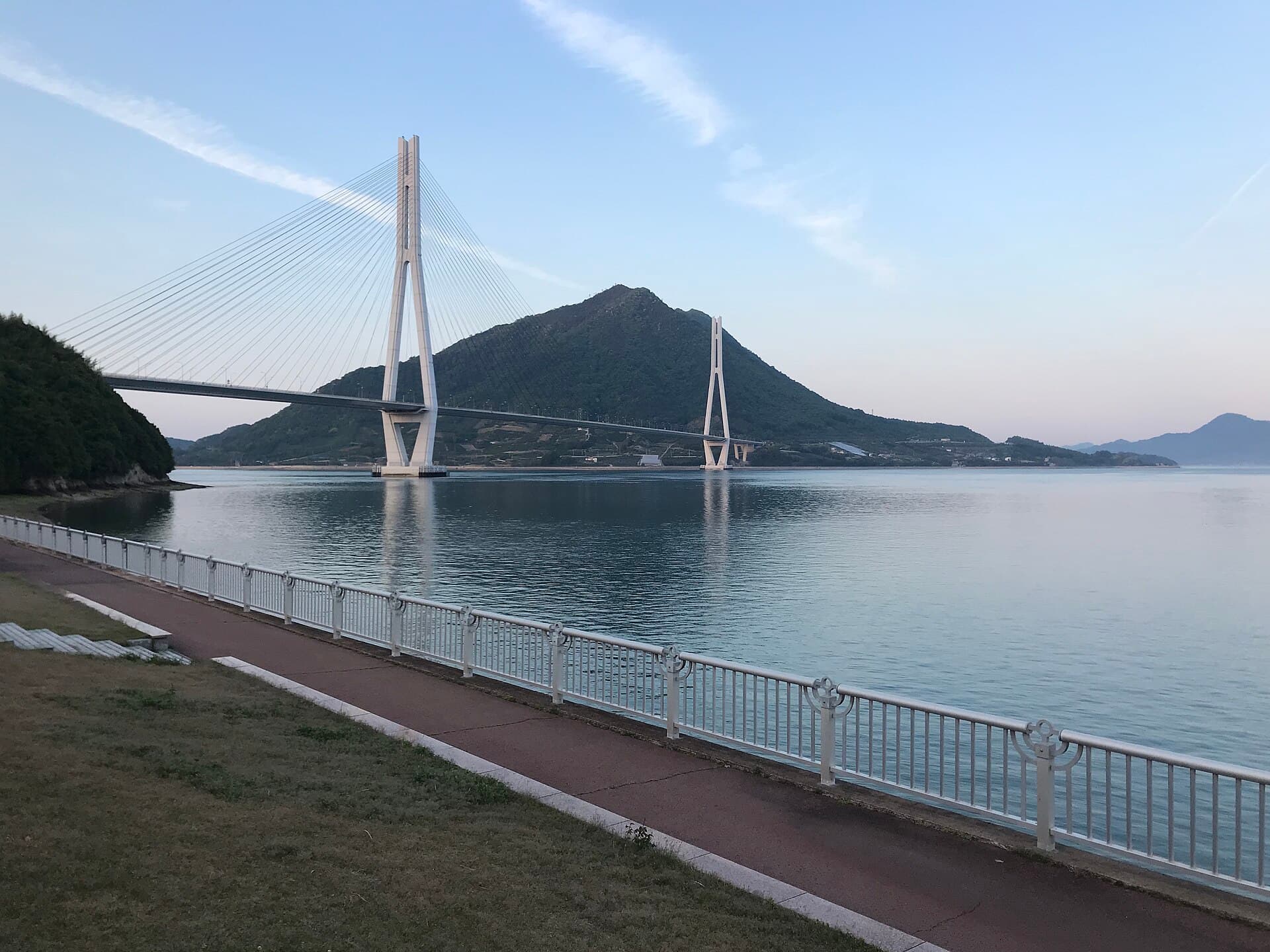 多多罗大桥：桥塔与长斜拉索的侧向视角。