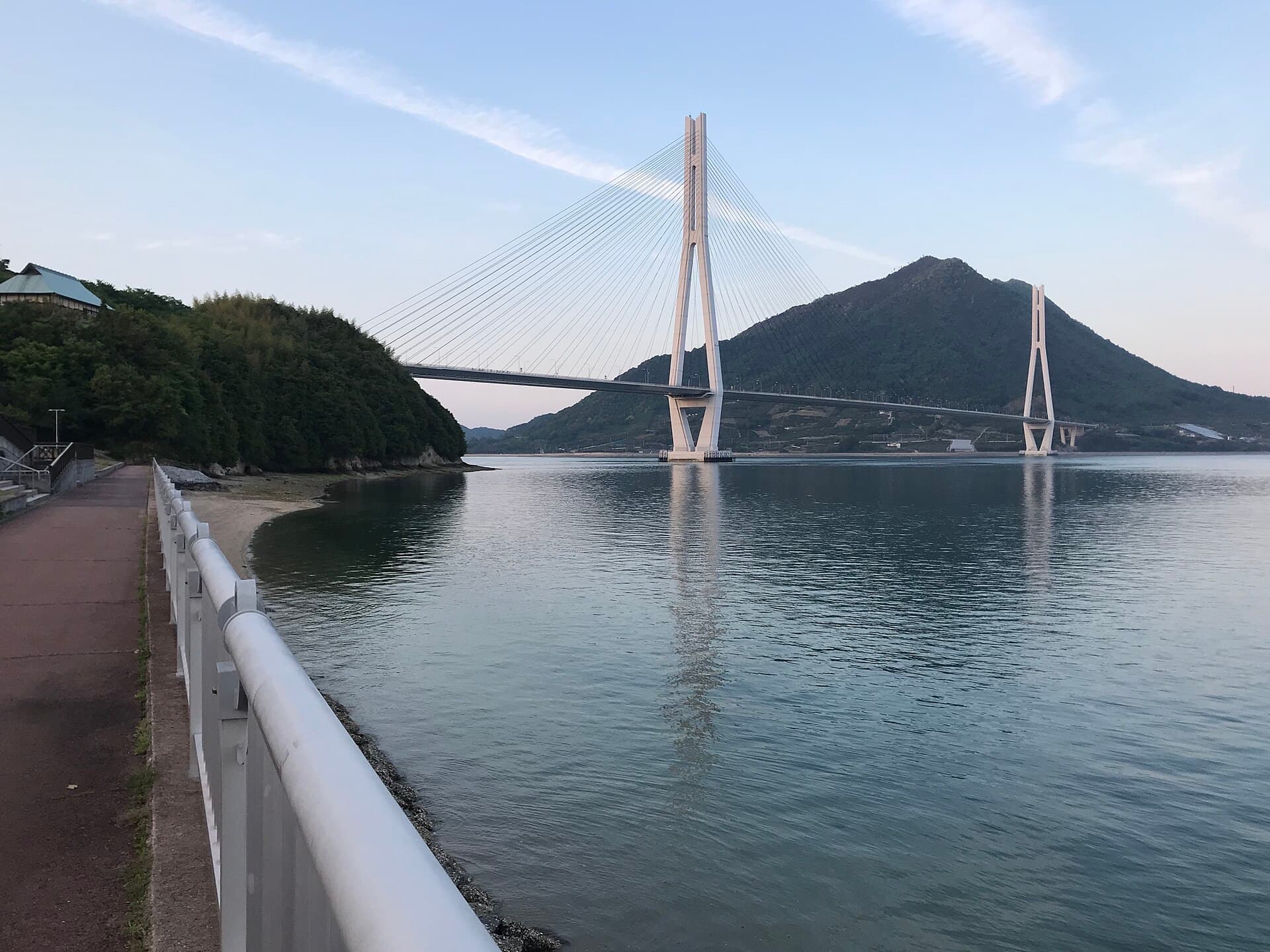 多多罗大桥：桥梁与濑户内海岛屿环境。