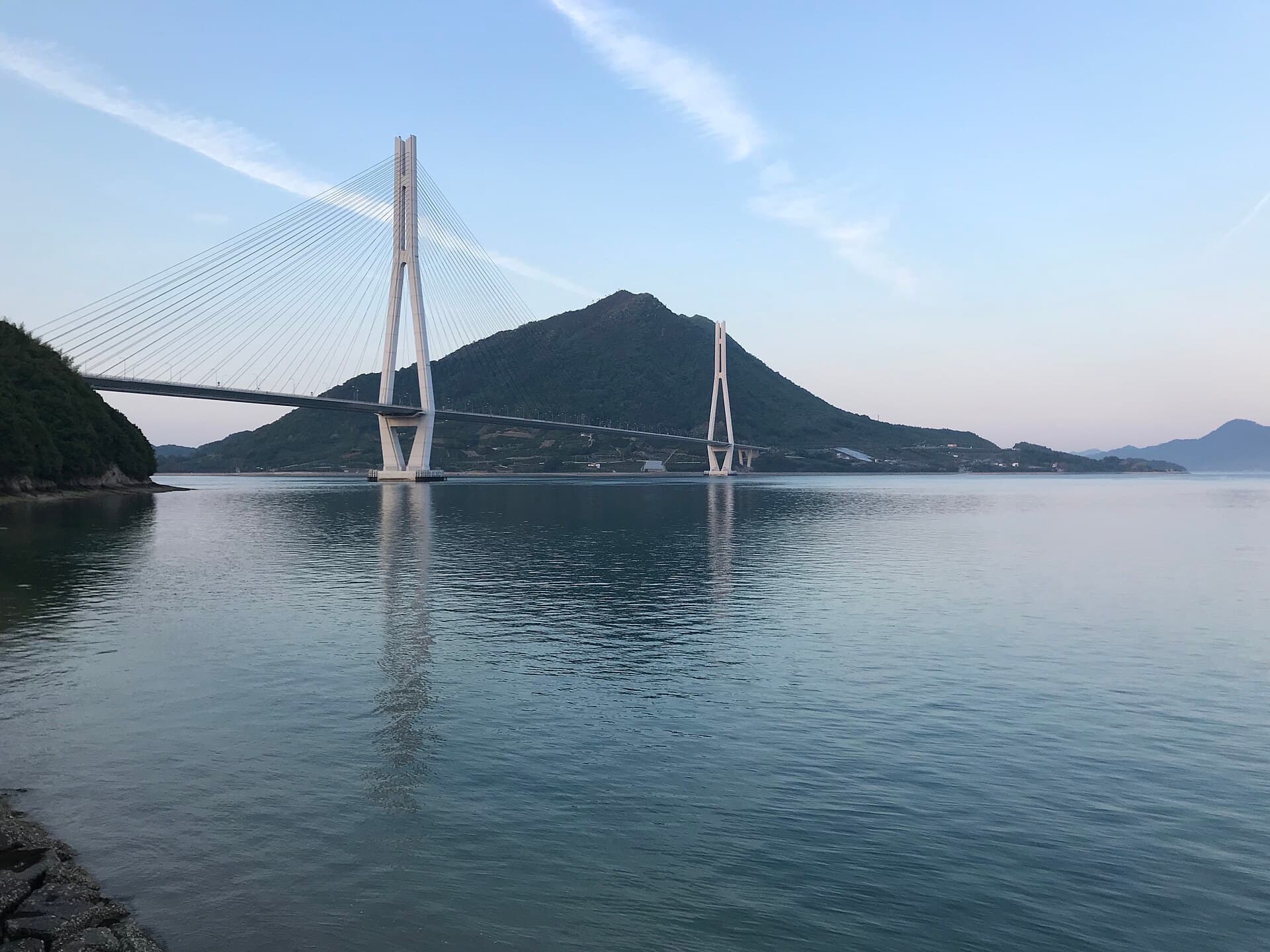 多多罗大桥：另一角度观察主跨和桥塔。