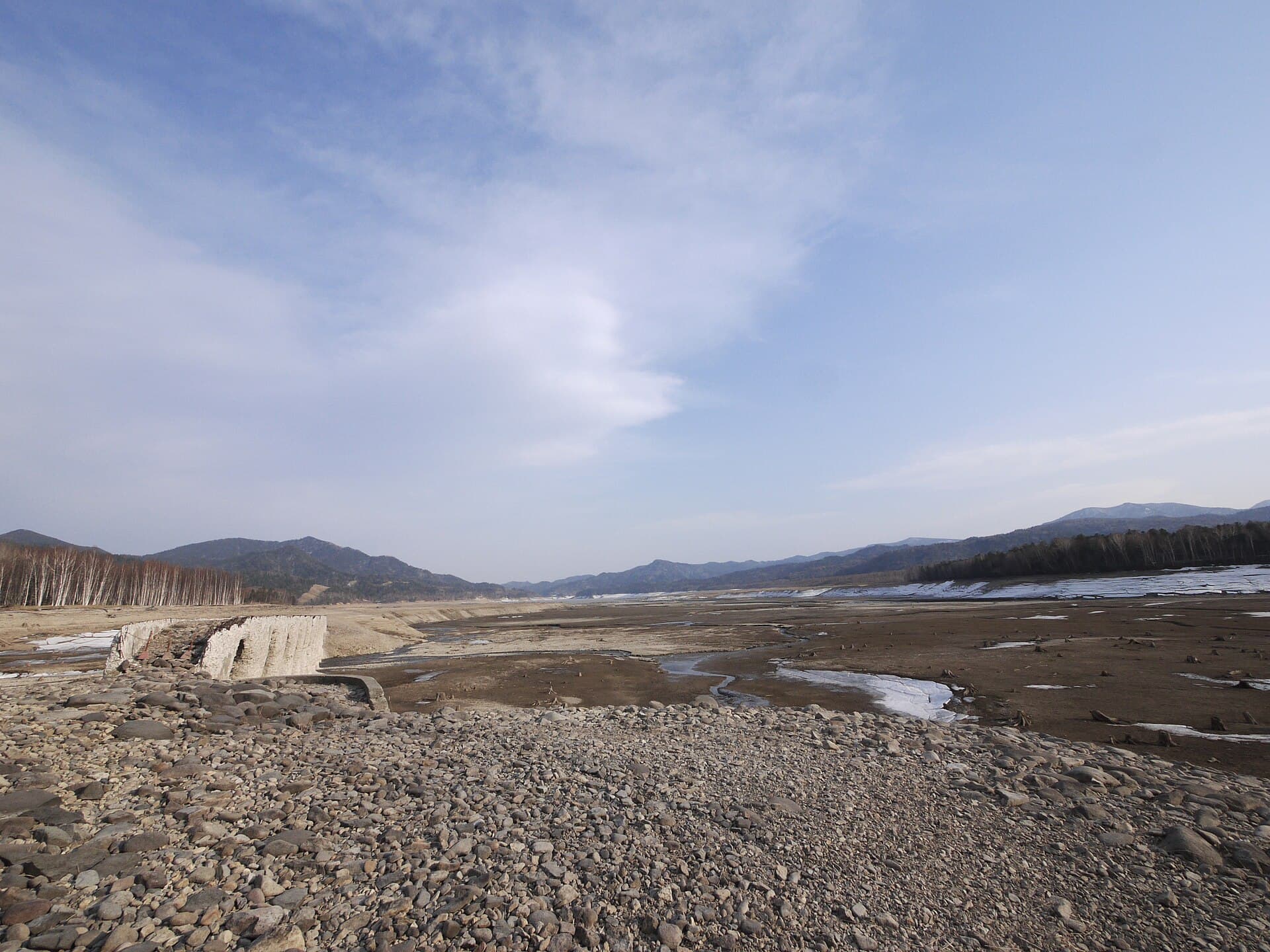塔乌舒别川桥梁：塔乌舒别川桥梁：Wikimedia Commons 文件「NukahiraLakeWithTaushubetsuBridge.JPG」中的桥梁实景。