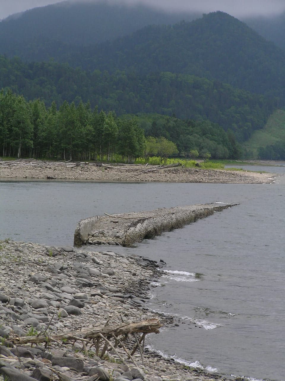 塔乌舒别川桥梁：塔乌舒别川桥梁：Wikimedia Commons 文件「Taushubetsu Bridge 001.jpg」中的桥梁实景。
