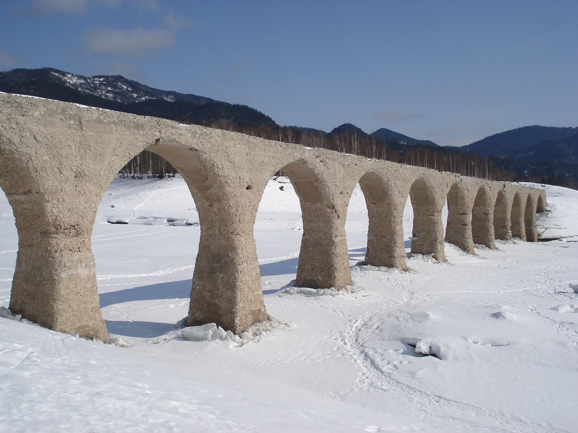 塔乌舒别川桥梁：塔乌舒别川桥梁：Wikimedia Commons 文件「Taushubetsu Bridge 0703.jpg」中的桥梁实景。