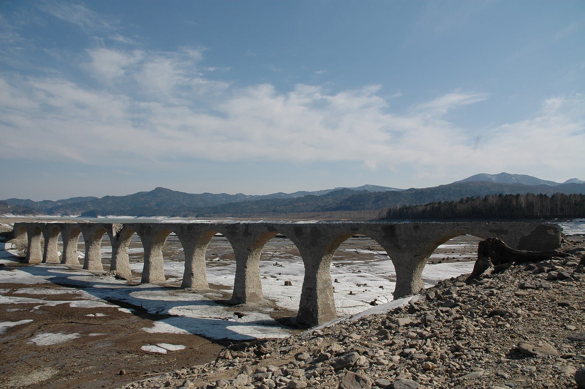 塔乌舒别川桥梁：塔乌舒别川桥梁：Wikimedia Commons 文件「Taushubetsu Bridge 200605 Hokkaido Japan.jpg」中的桥梁实景。