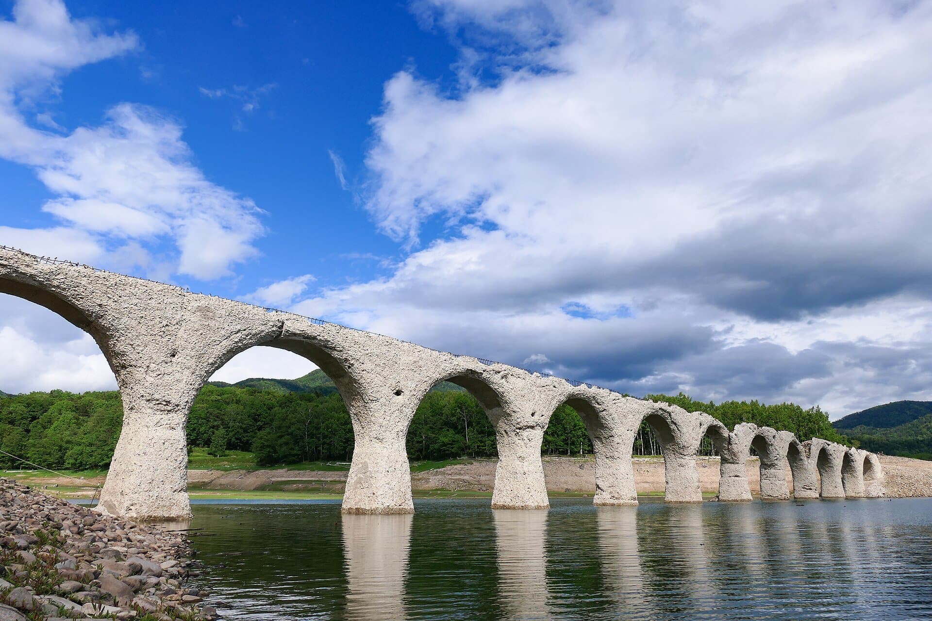 塔乌舒别川桥梁：塔乌舒别川桥梁：Wikimedia Commons 文件「Taushubetsu-Bridge 2022.jpg」中的桥梁实景。