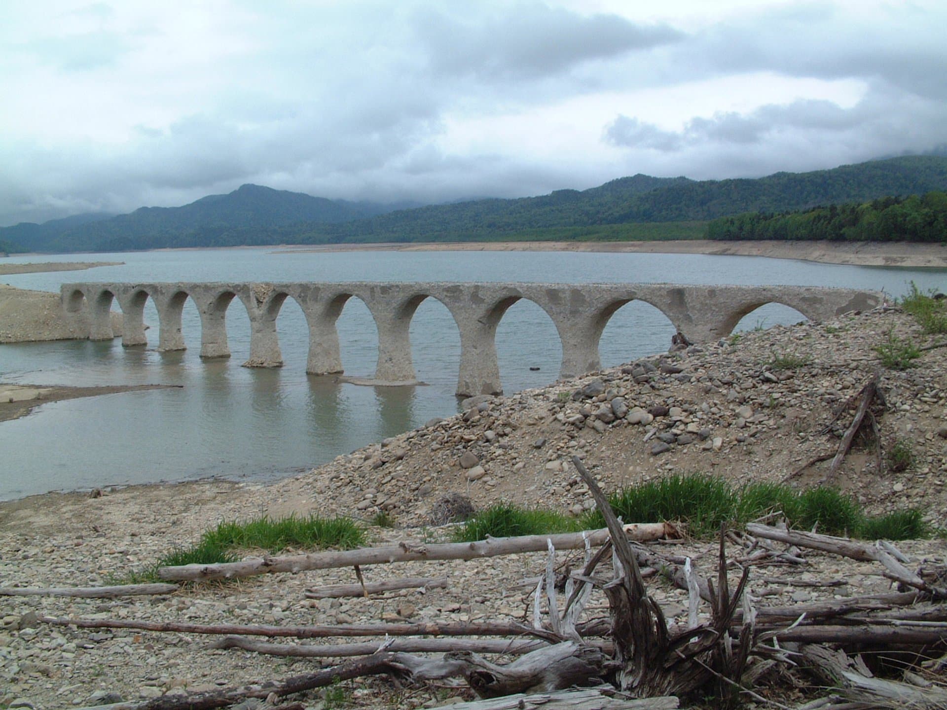 塔乌舒别川桥梁：塔乌舒别川桥梁：Wikimedia Commons 文件「Taushubetsu-bridge.jpg」中的桥梁实景。