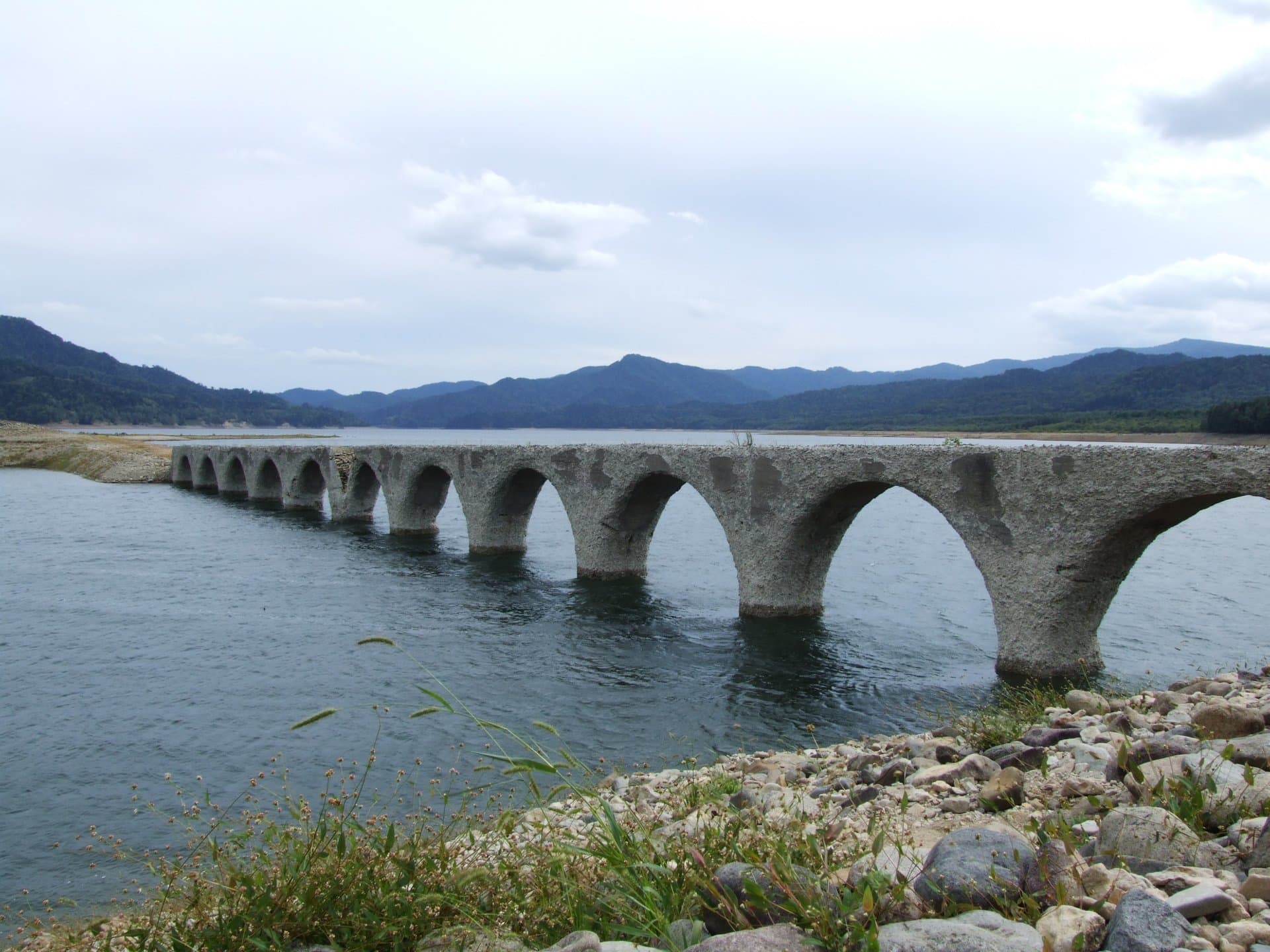 塔乌舒别川桥梁：塔乌舒别川桥梁：Wikimedia Commons 文件「Taushubetsu-kyoryo bridge-1.JPG」中的桥梁实景。