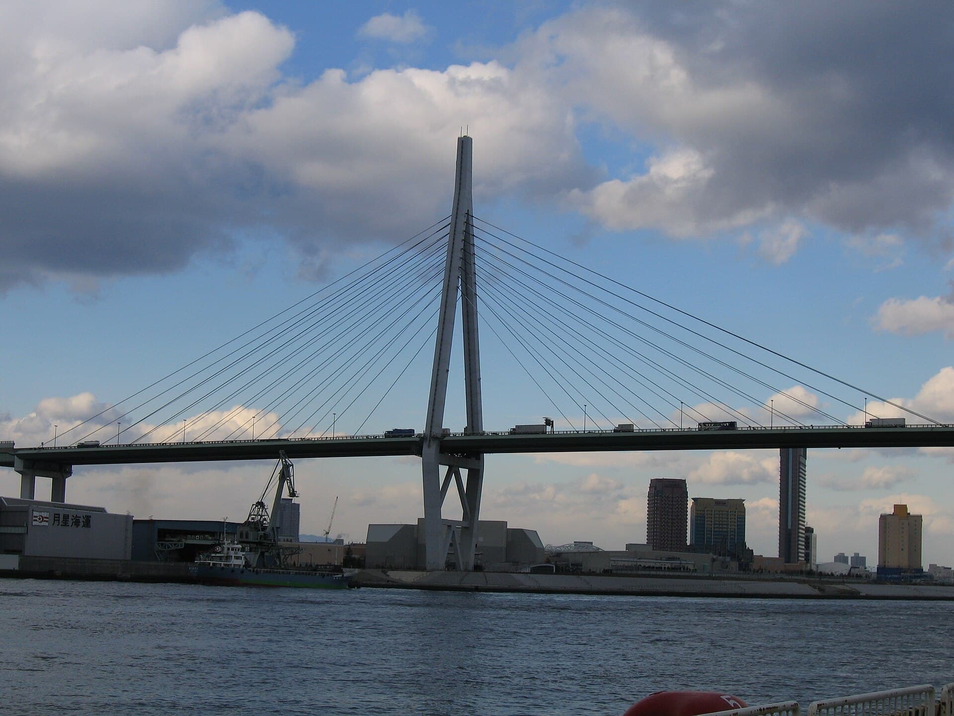 天保山大桥：天保山大桥：Wikimedia Commons 文件「Osaka harbour tempozan ohashi.jpg」中的桥梁实景。