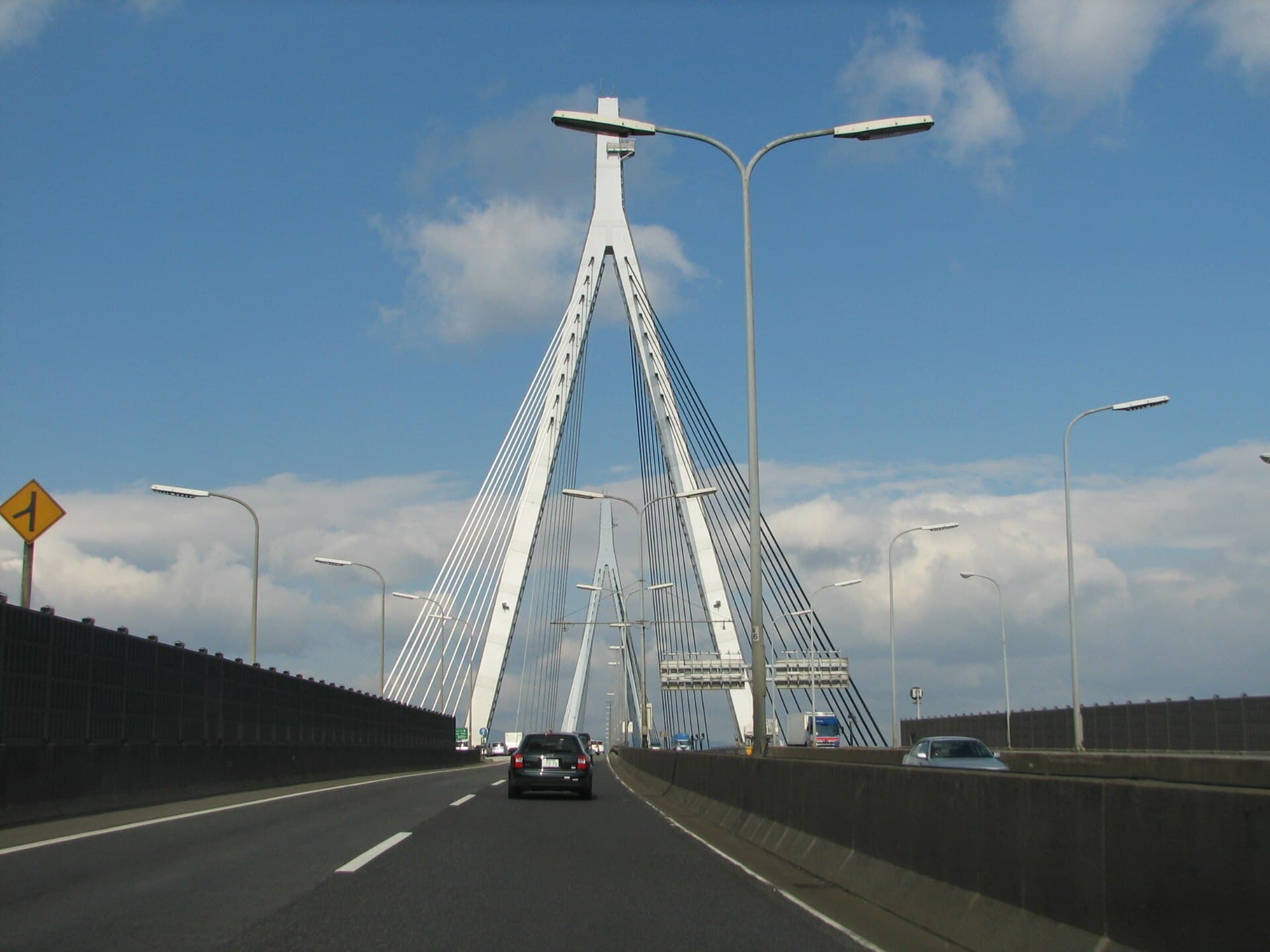 天保山大桥：天保山大桥：Wikimedia Commons 文件「Tempozan Bridge 01.jpg」中的桥梁实景。