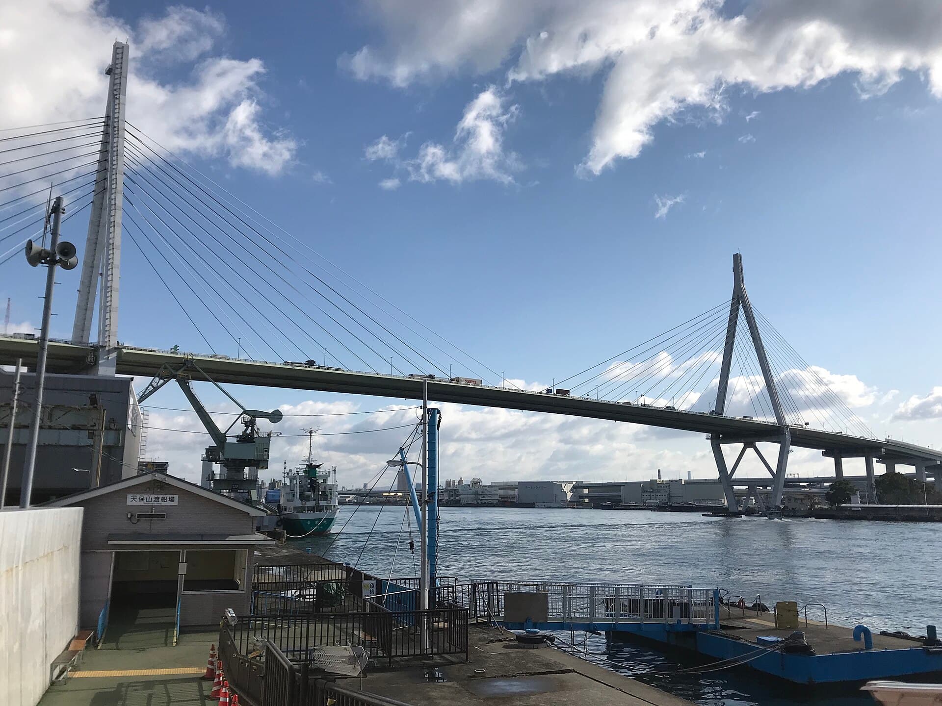 天保山大桥：天保山大桥：Wikimedia Commons 文件「Tempozan Bridge and Sakurajima Ferry Terminal 2.jpg」中的桥梁实景。