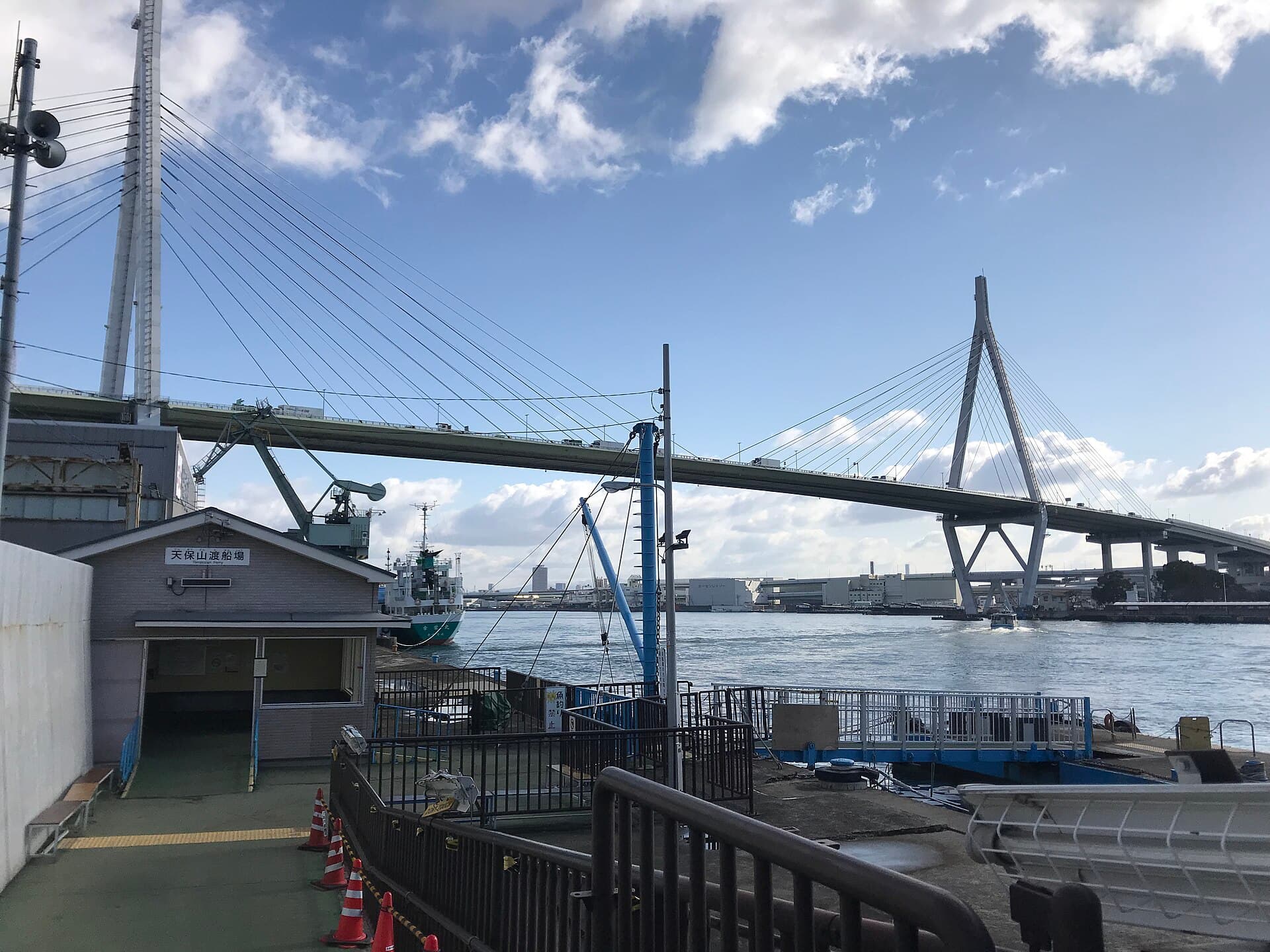天保山大桥：天保山大桥：Wikimedia Commons 文件「Tempozan Bridge and Sakurajima Ferry Terminal.jpg」中的桥梁实景。