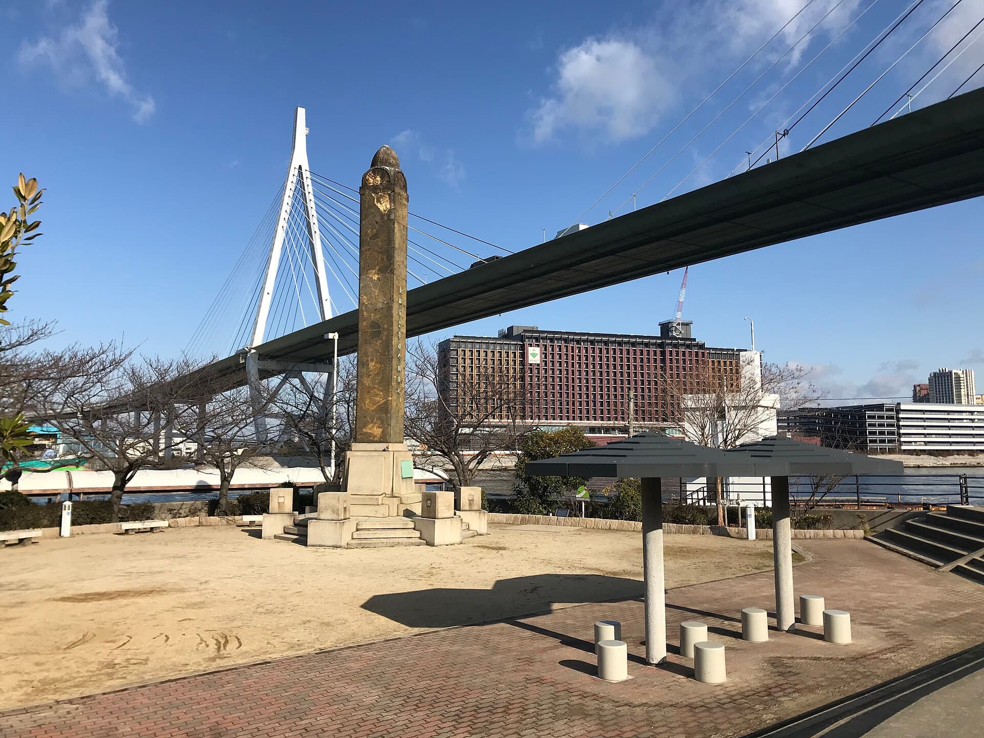 天保山大桥：天保山大桥：Wikimedia Commons 文件「Tempozan Bridge and Stele for Visit of Emperor Meiji in Tempozan Park 2.jpg」中的桥梁实景。