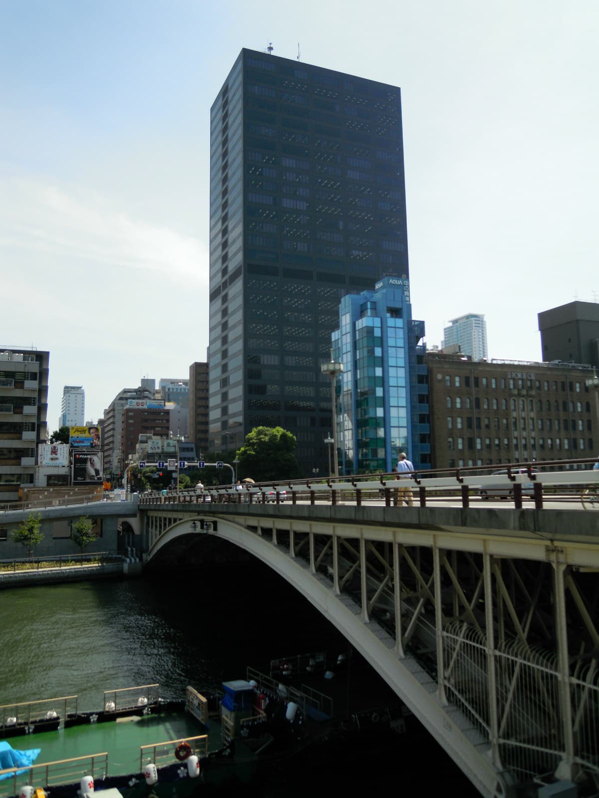 天神桥：天神桥：Wikimedia Commons 文件「Nakanoshima - panoramio (12).jpg」中的桥梁实景。