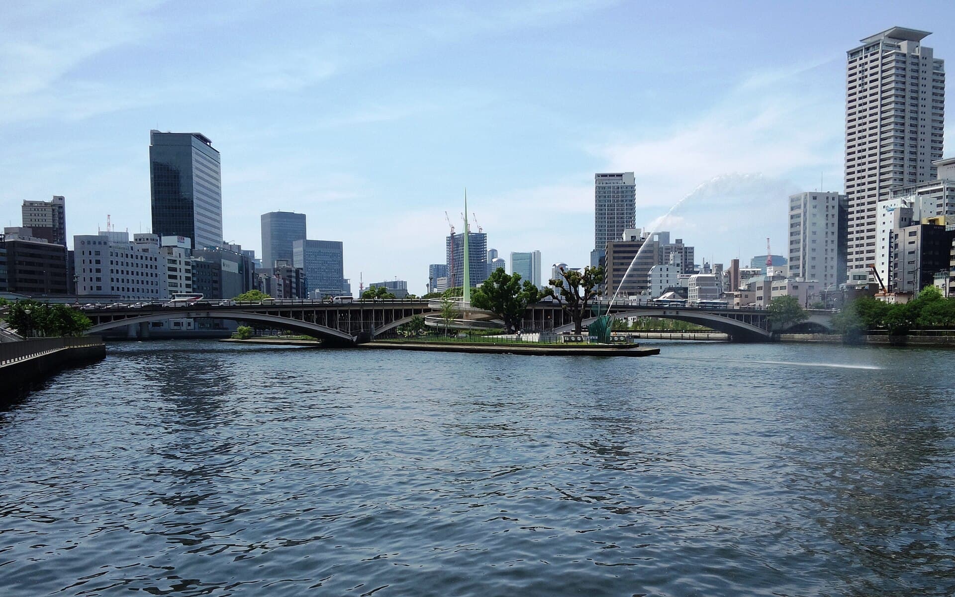 天神桥：天神桥：Wikimedia Commons 文件「Tenjimbashi Bridge in 201406.jpg」中的桥梁实景。