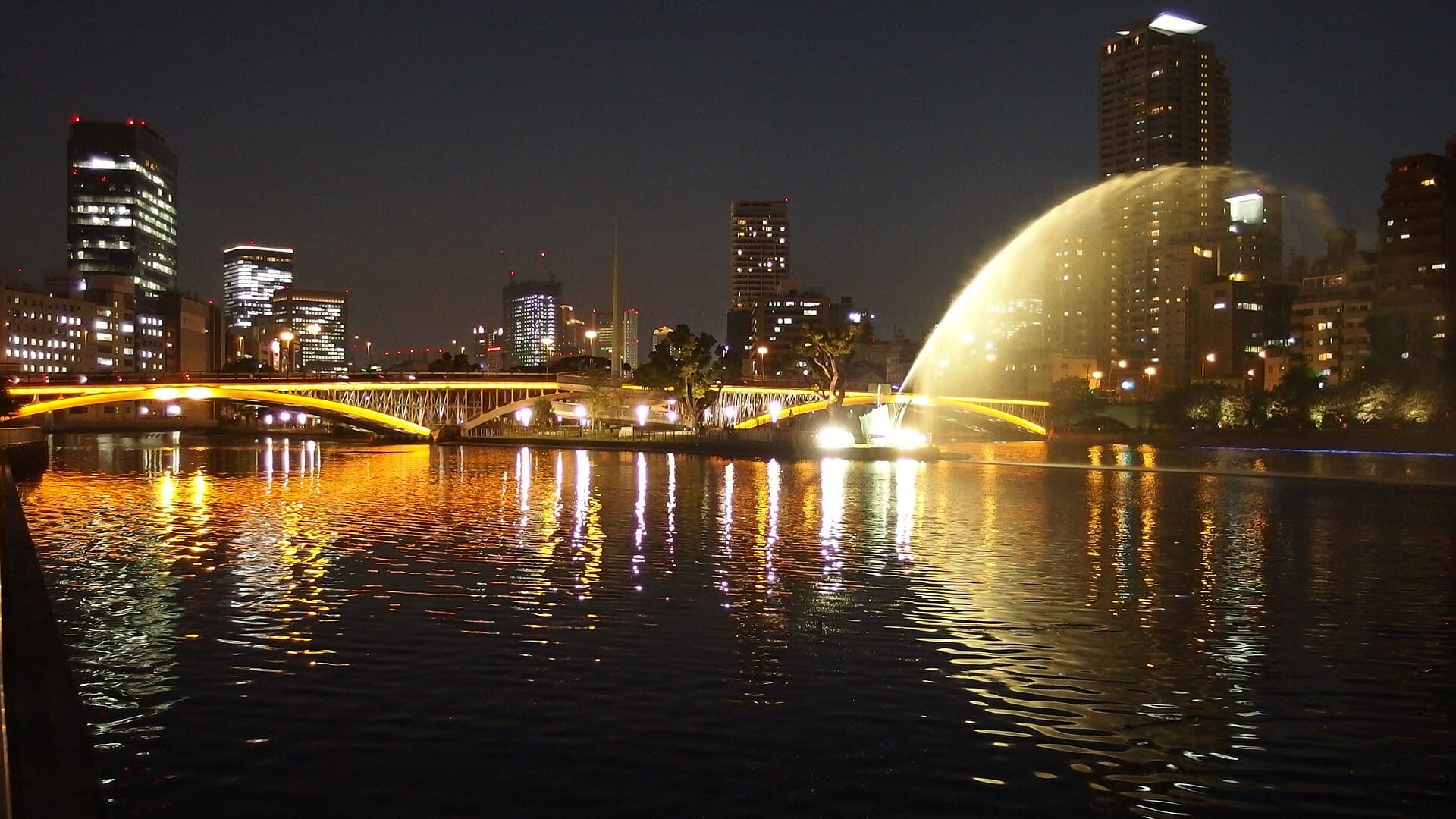 天神桥：天神桥：Wikimedia Commons 文件「Tenjimbashi-Bridge at Night.jpg」中的桥梁实景。