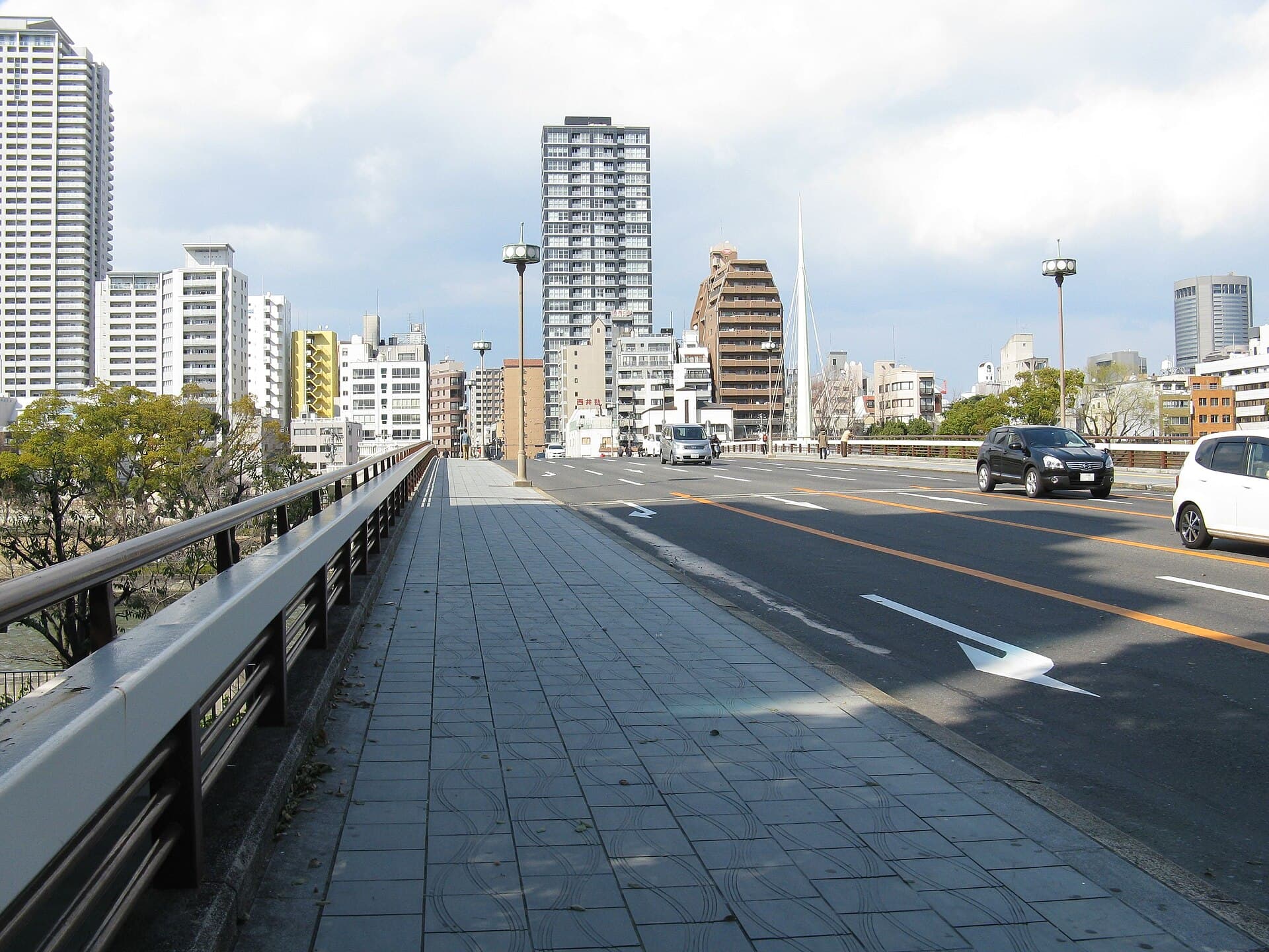天神桥：天神桥：Wikimedia Commons 文件「Tenjinbashi Bridge (Osaka)1.jpg」中的桥梁实景。