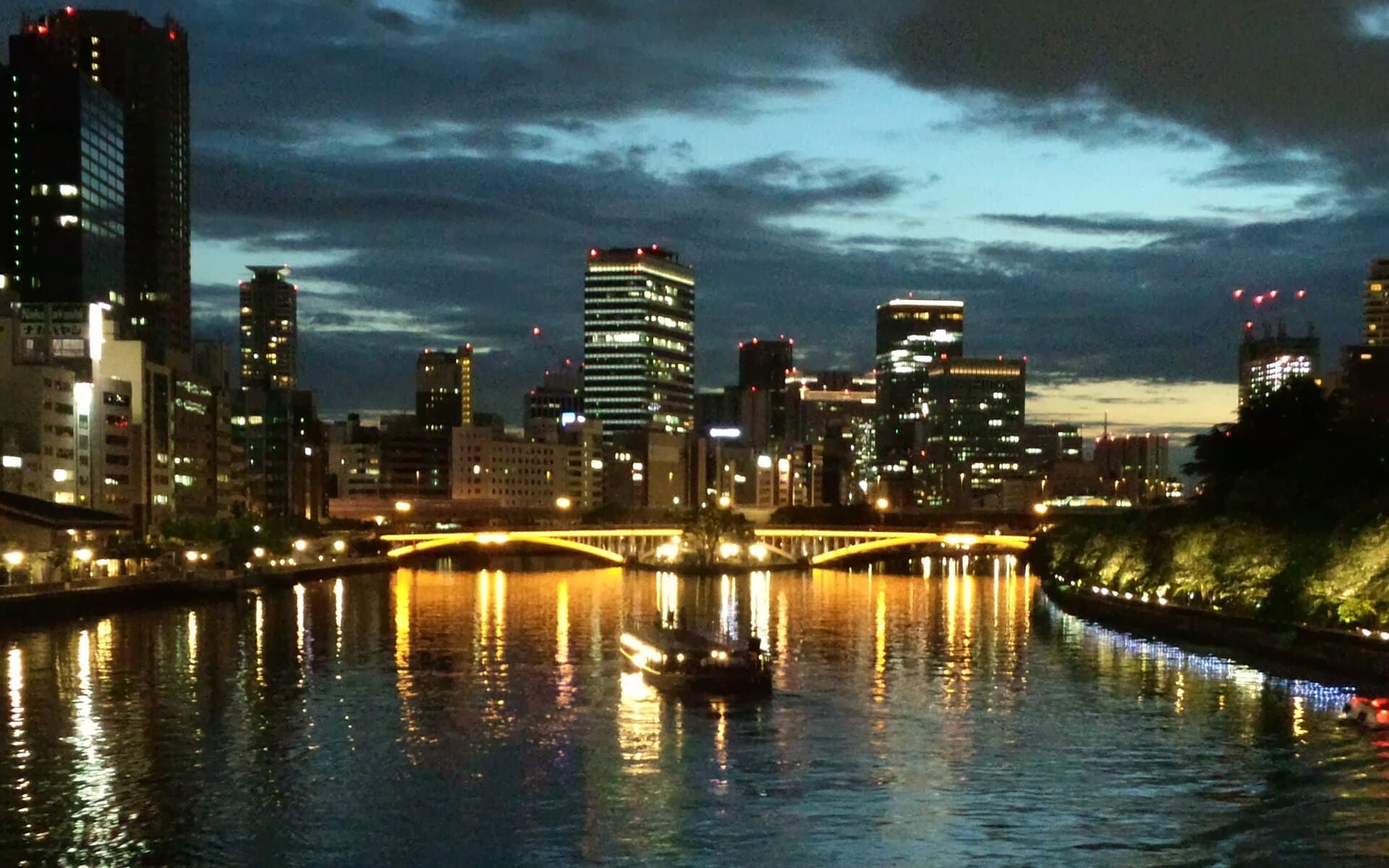 天神桥：天神桥：Wikimedia Commons 文件「Tenjinbashi-Bridge at Twilight.jpg」中的桥梁实景。