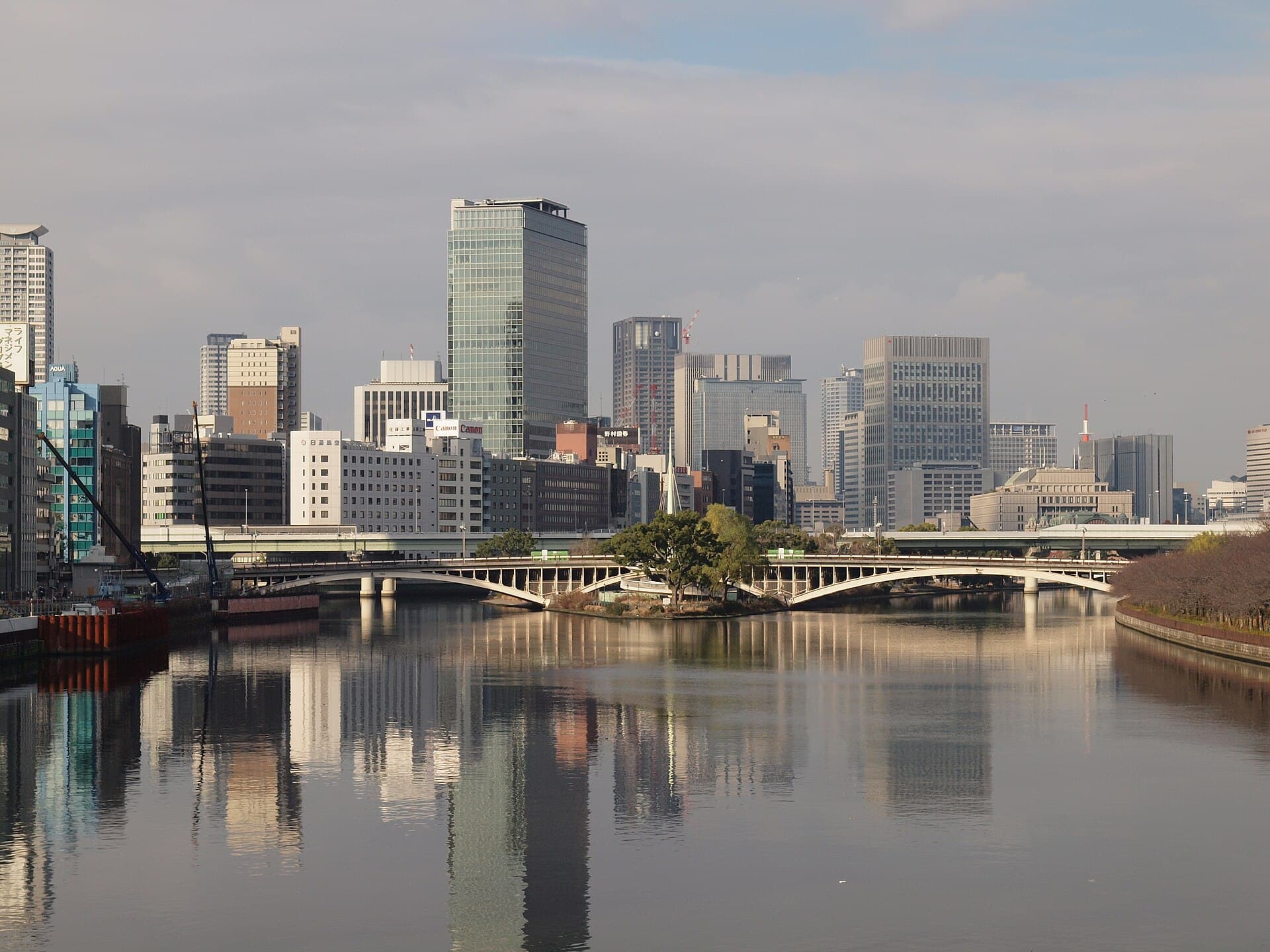 天神桥：天神桥：Wikimedia Commons 文件「Tenjinbashi, Osaka01.JPG」中的桥梁实景。