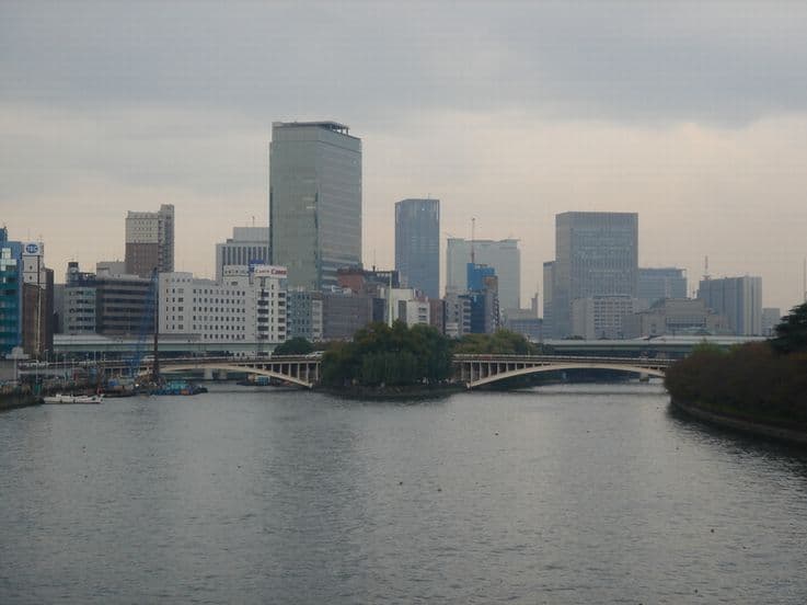天神桥：天神桥：Wikimedia Commons 文件「Tenjinbashi.jpg」中的桥梁实景。