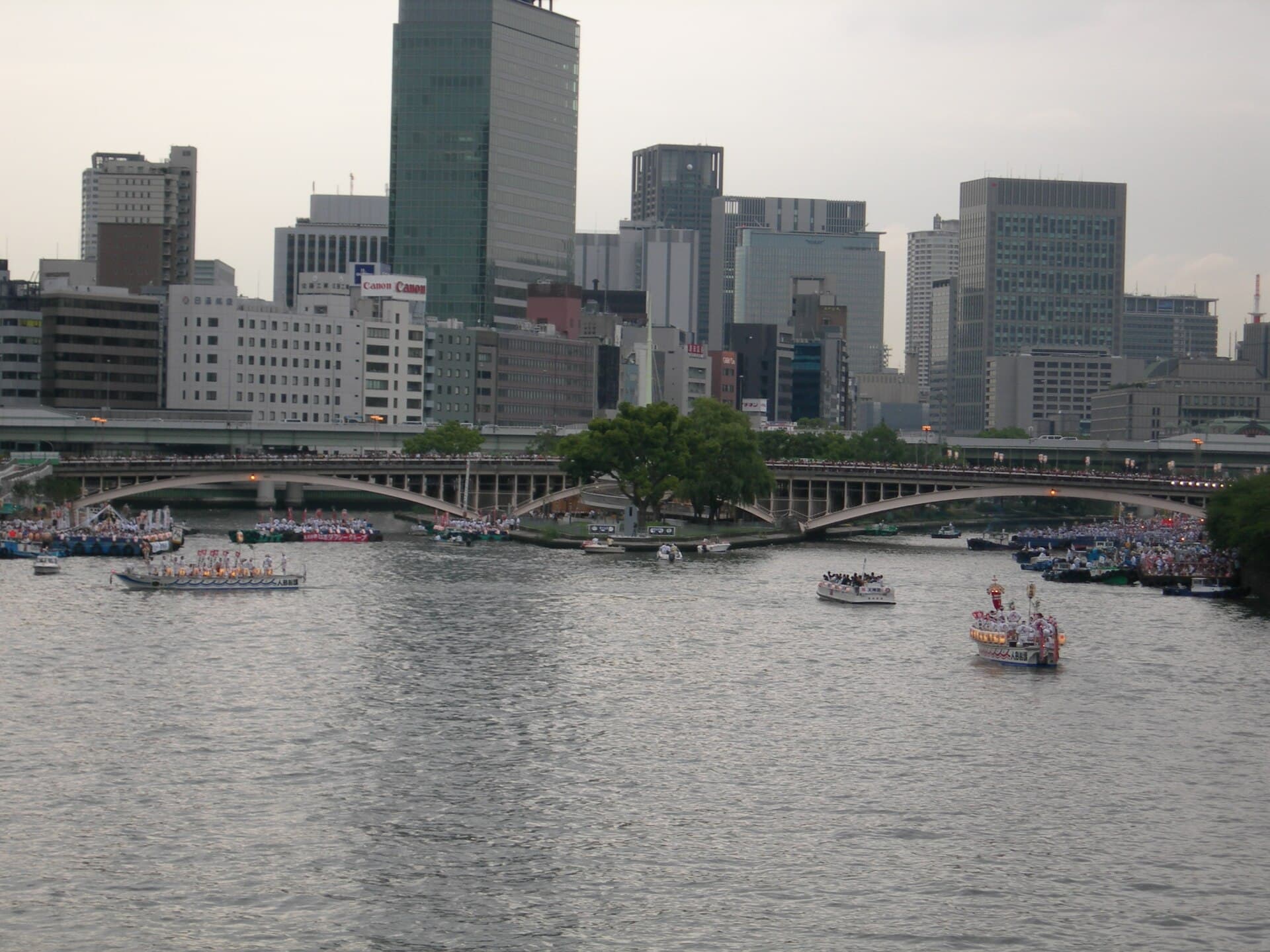 天神桥：天神桥：Wikimedia Commons 文件「Tenjinmatsuri 2009 Tenjinbashi DSCN7182 20090725.JPG」中的桥梁实景。