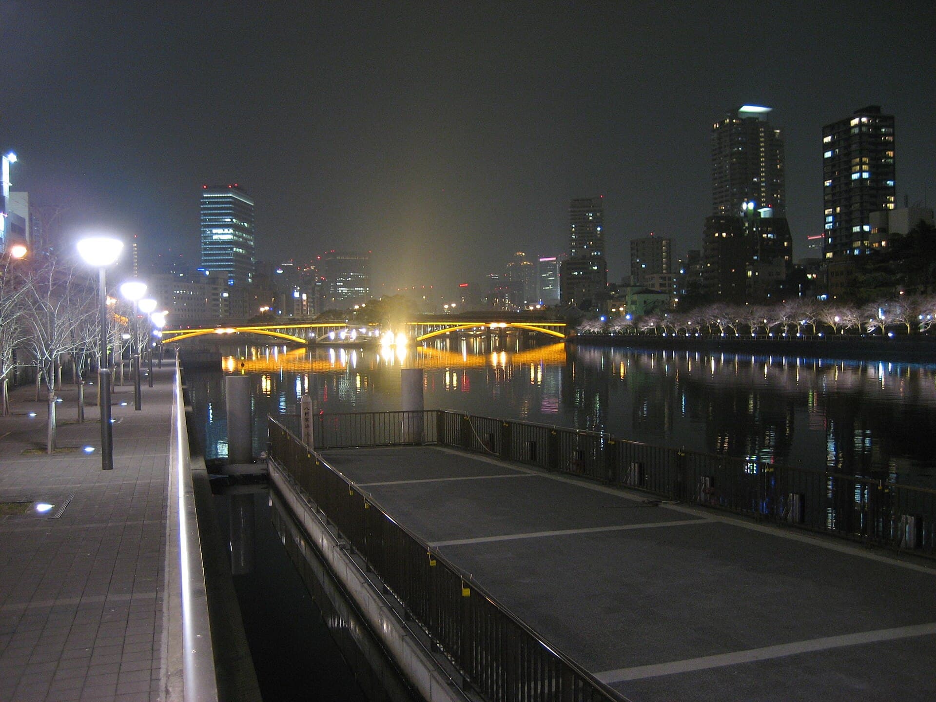 天满桥：天满桥：Wikimedia Commons 文件「Chuo Ward, Osaka, Osaka Prefecture, Japan - panoramio (1).jpg」中的桥梁实景。
