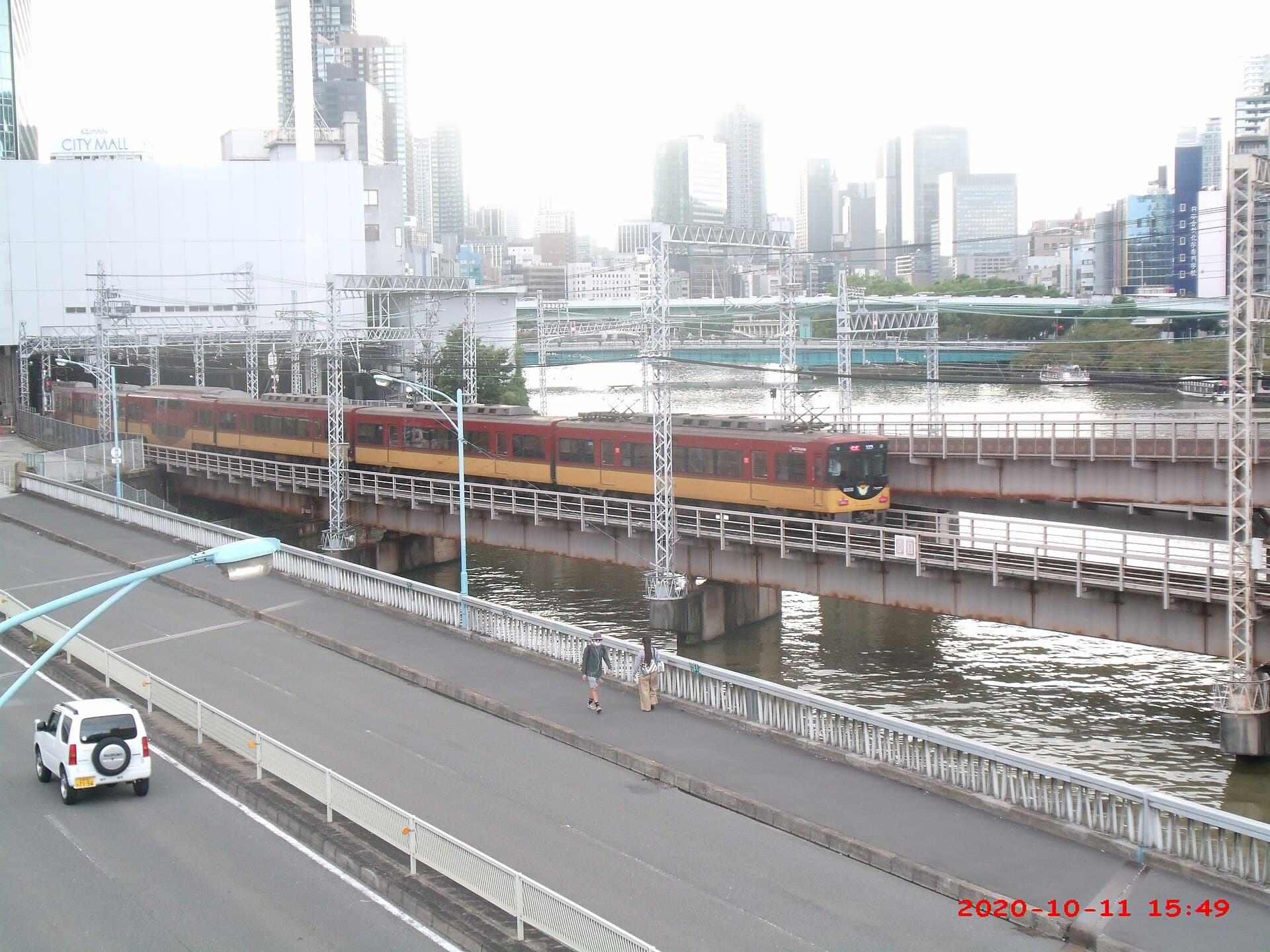天满桥：天满桥：Wikimedia Commons 文件「Keihan Limited Express 8000 Ohtemae (2).jpg」中的桥梁实景。