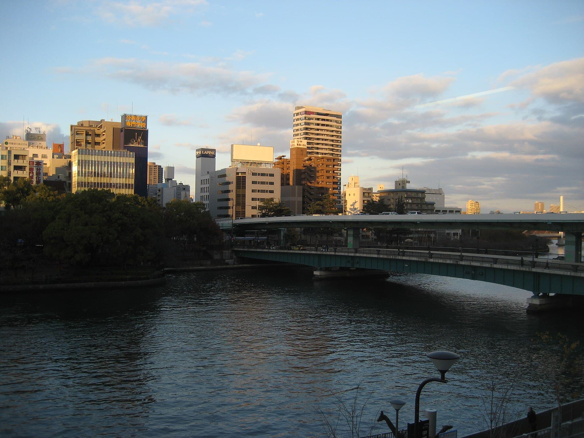 天满桥：天满桥：Wikimedia Commons 文件「Temmabashi - panoramio (1).jpg」中的桥梁实景。