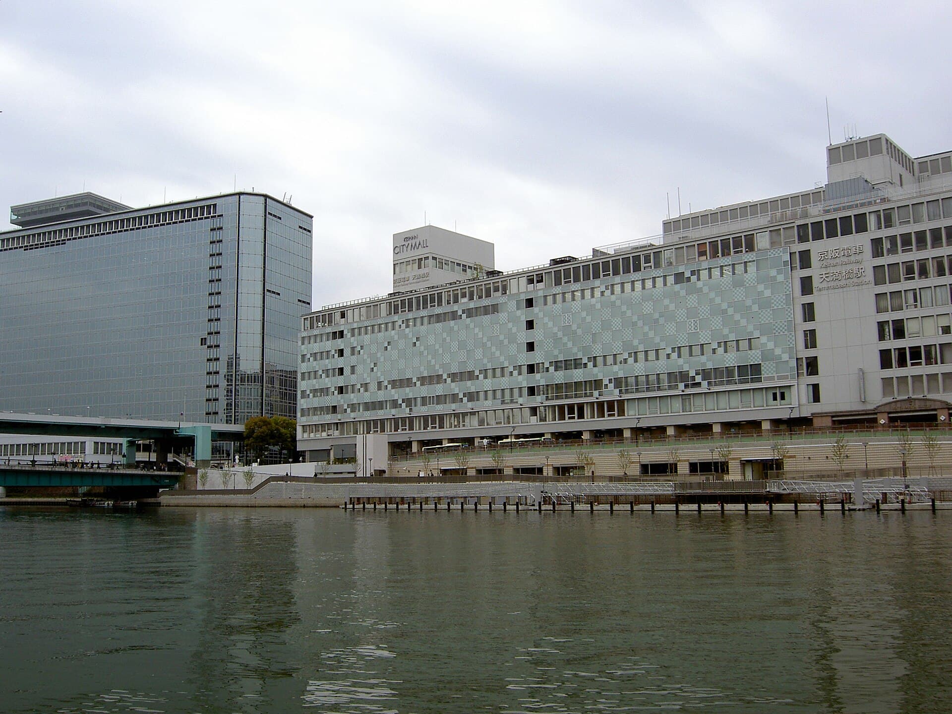 天满桥：天满桥：Wikimedia Commons 文件「Temmabashi St and Hachikenyahama 20080416 1.JPG」中的桥梁实景。