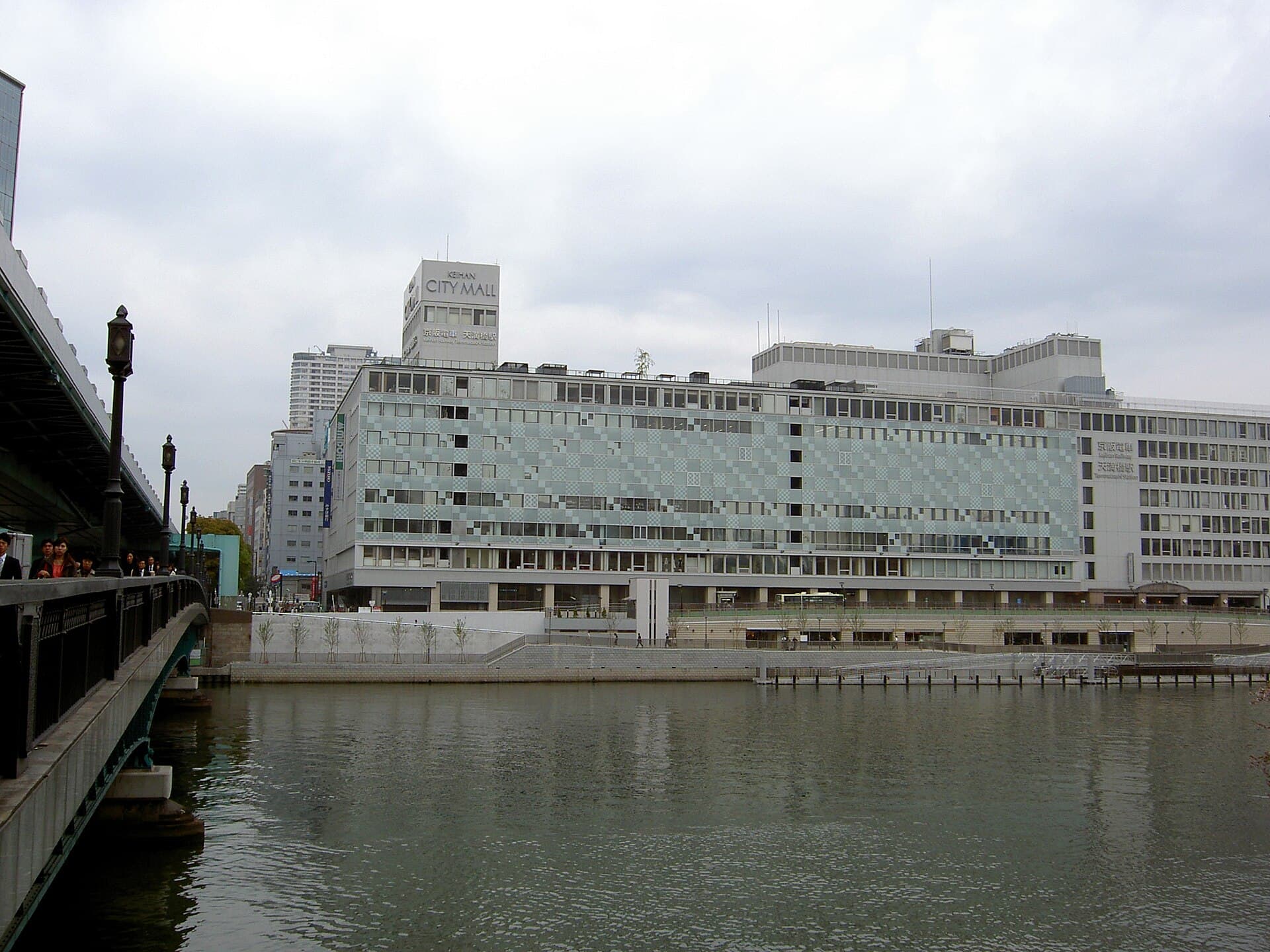 天满桥：天满桥：Wikimedia Commons 文件「Temmabashi St and Hachikenyahama 20080416 2.JPG」中的桥梁实景。