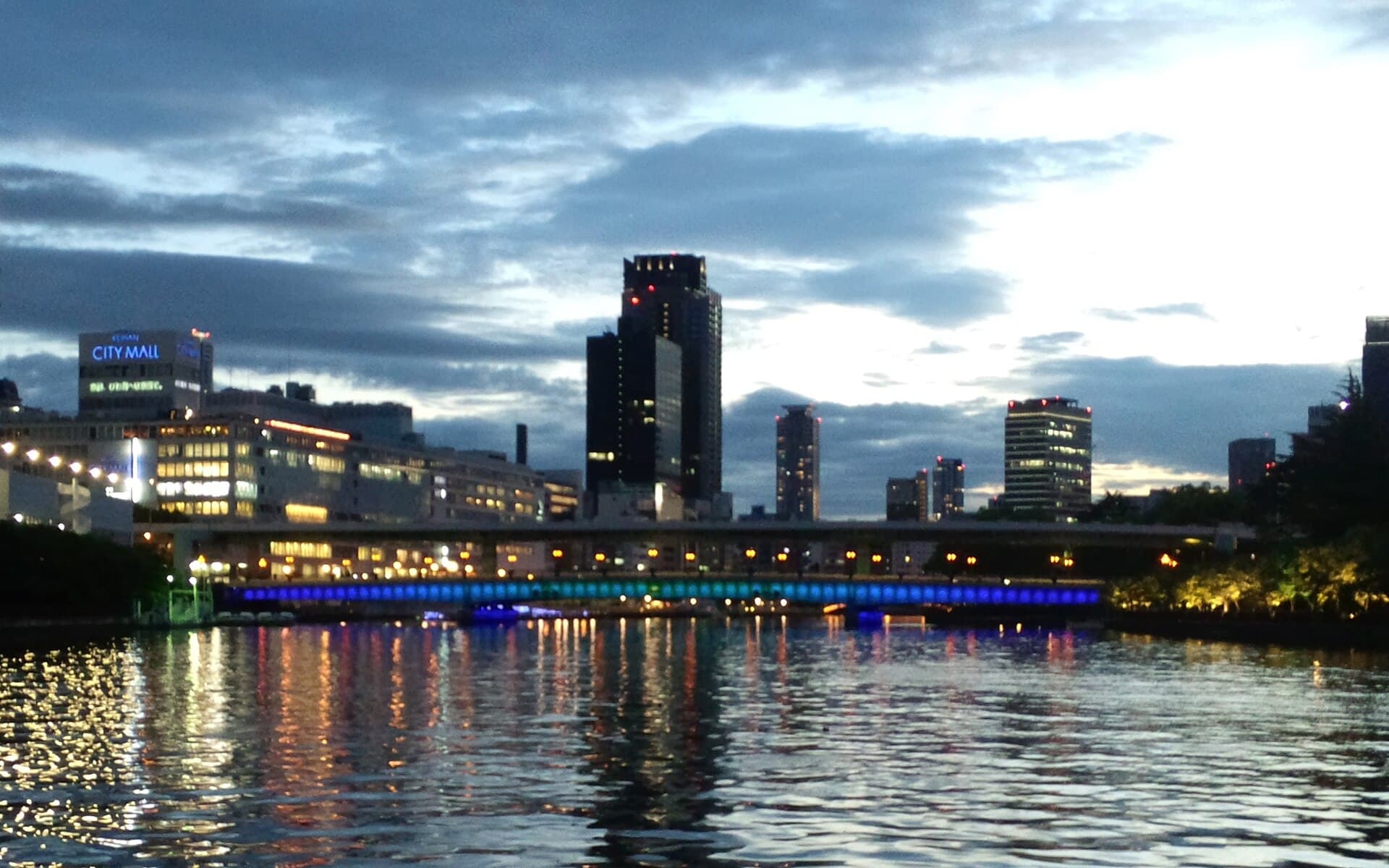 天满桥：天满桥：Wikimedia Commons 文件「Temmabashi-Bridge at Twilight.jpg」中的桥梁实景。